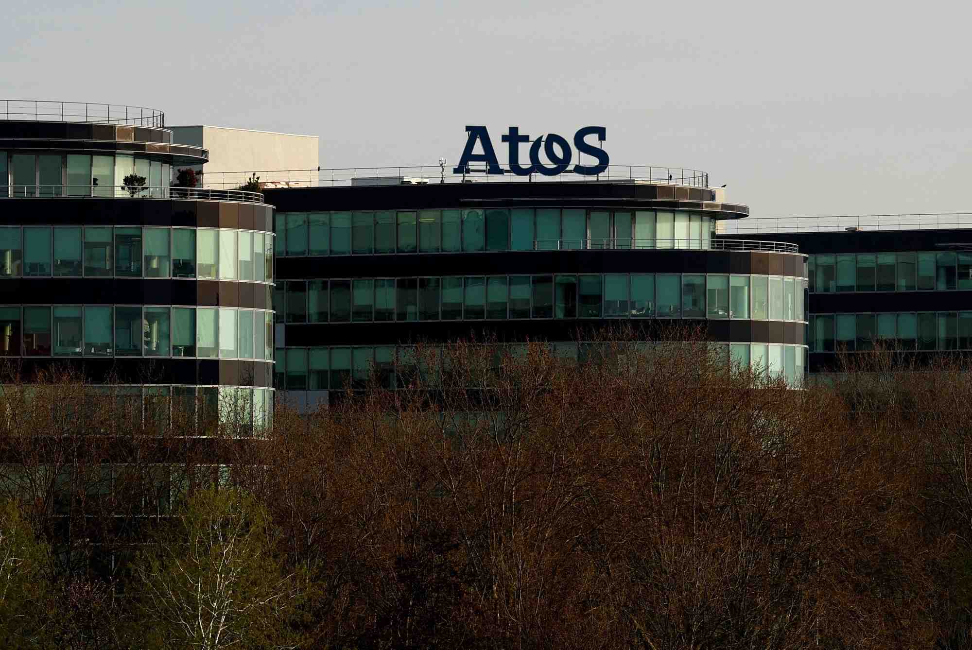 Le logo d'atos sur un batiment a bezons
