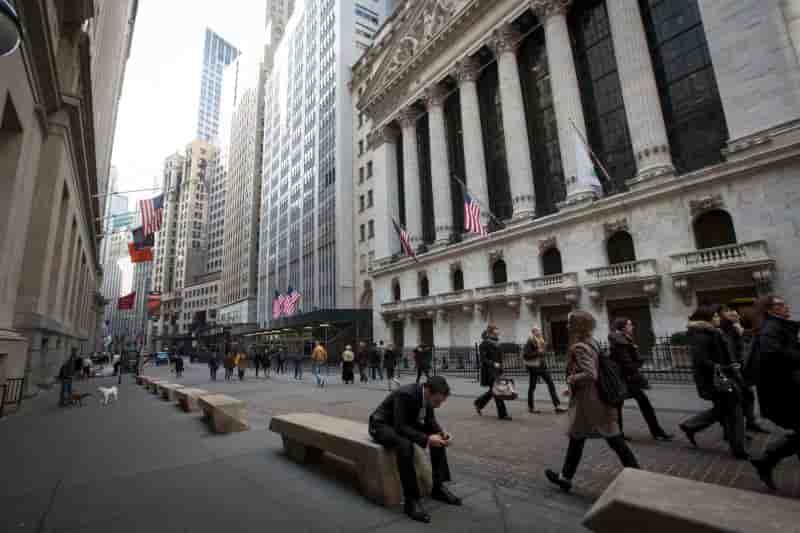 Wall Street débute sur une note prudente