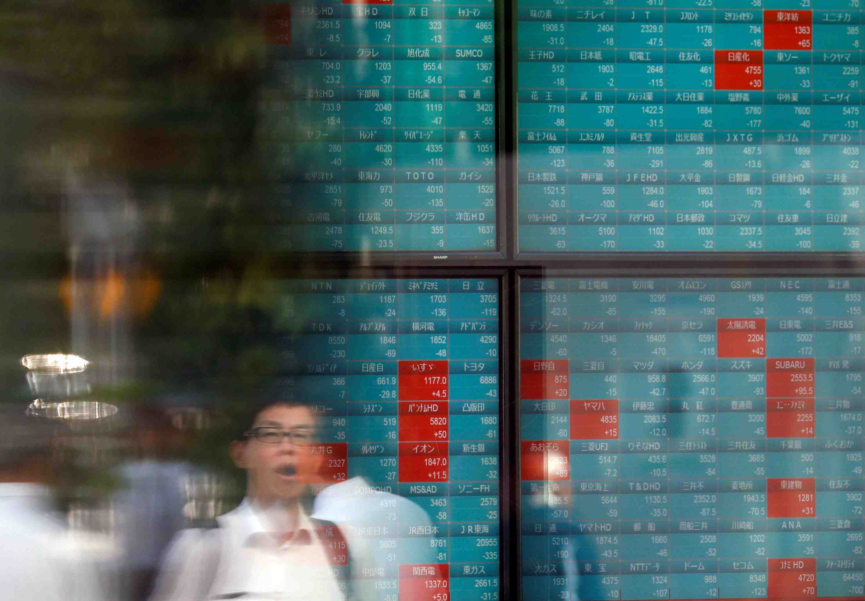 Tokyo finit en baisse