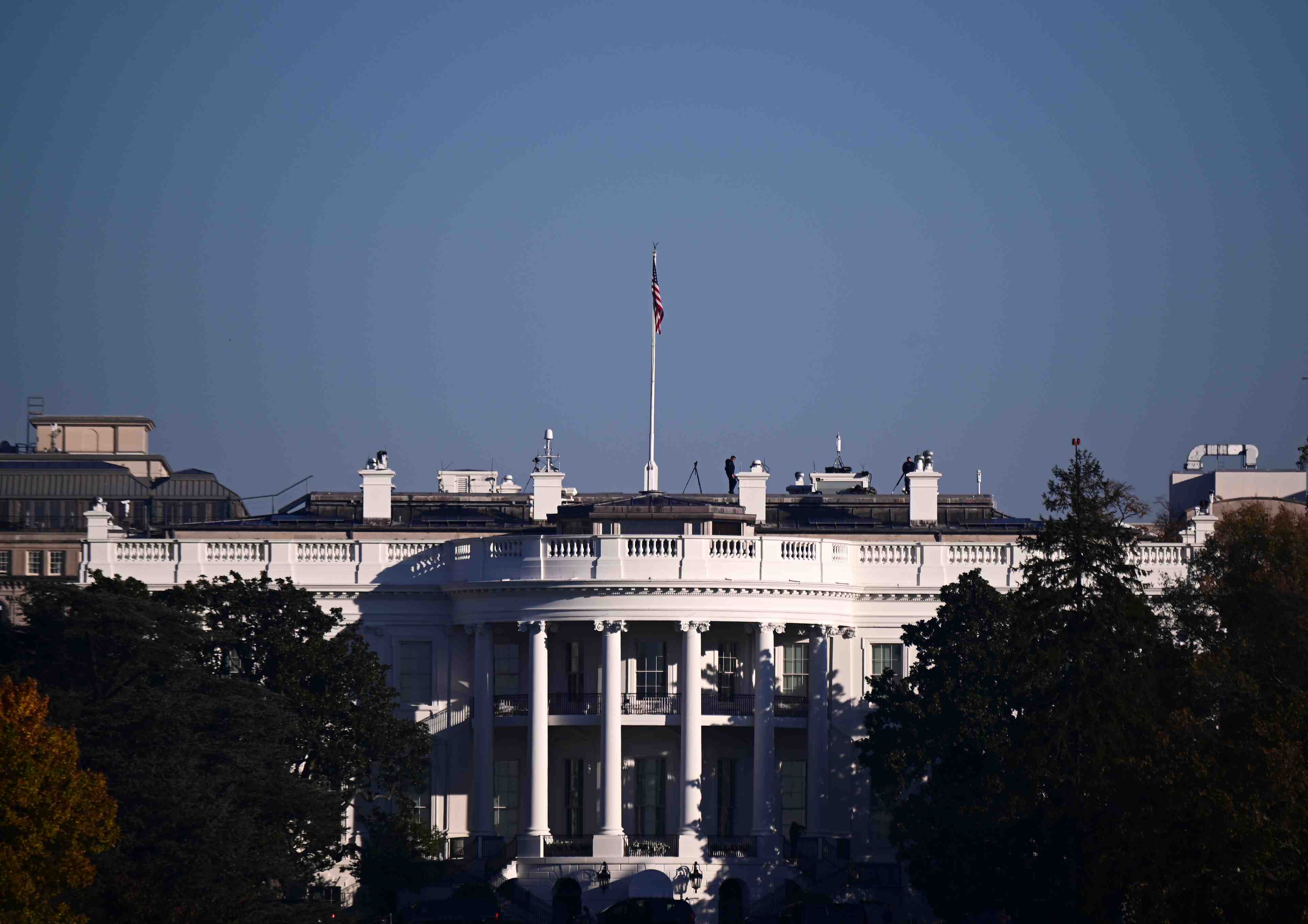 279 grands electeurs pour biden, 214 pour trump et 45 encore a attribuer, selon edison research