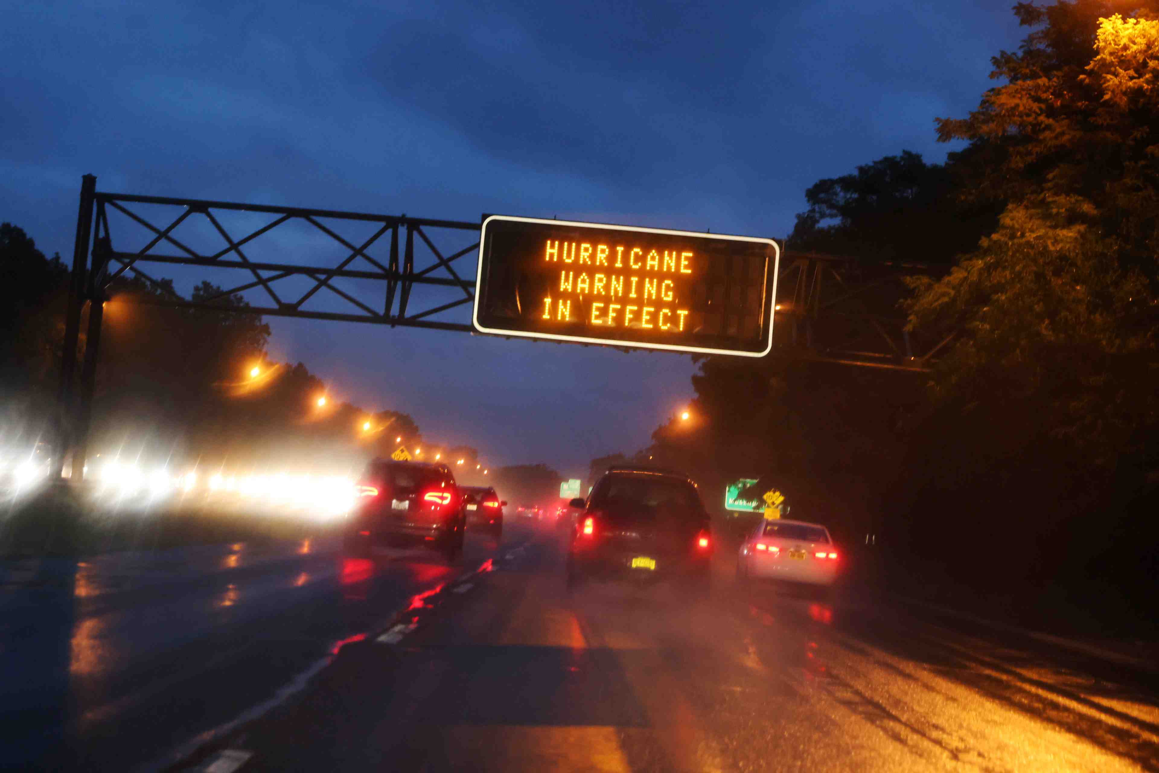Etats-unis: l'ouragan henri se dirige vers long island