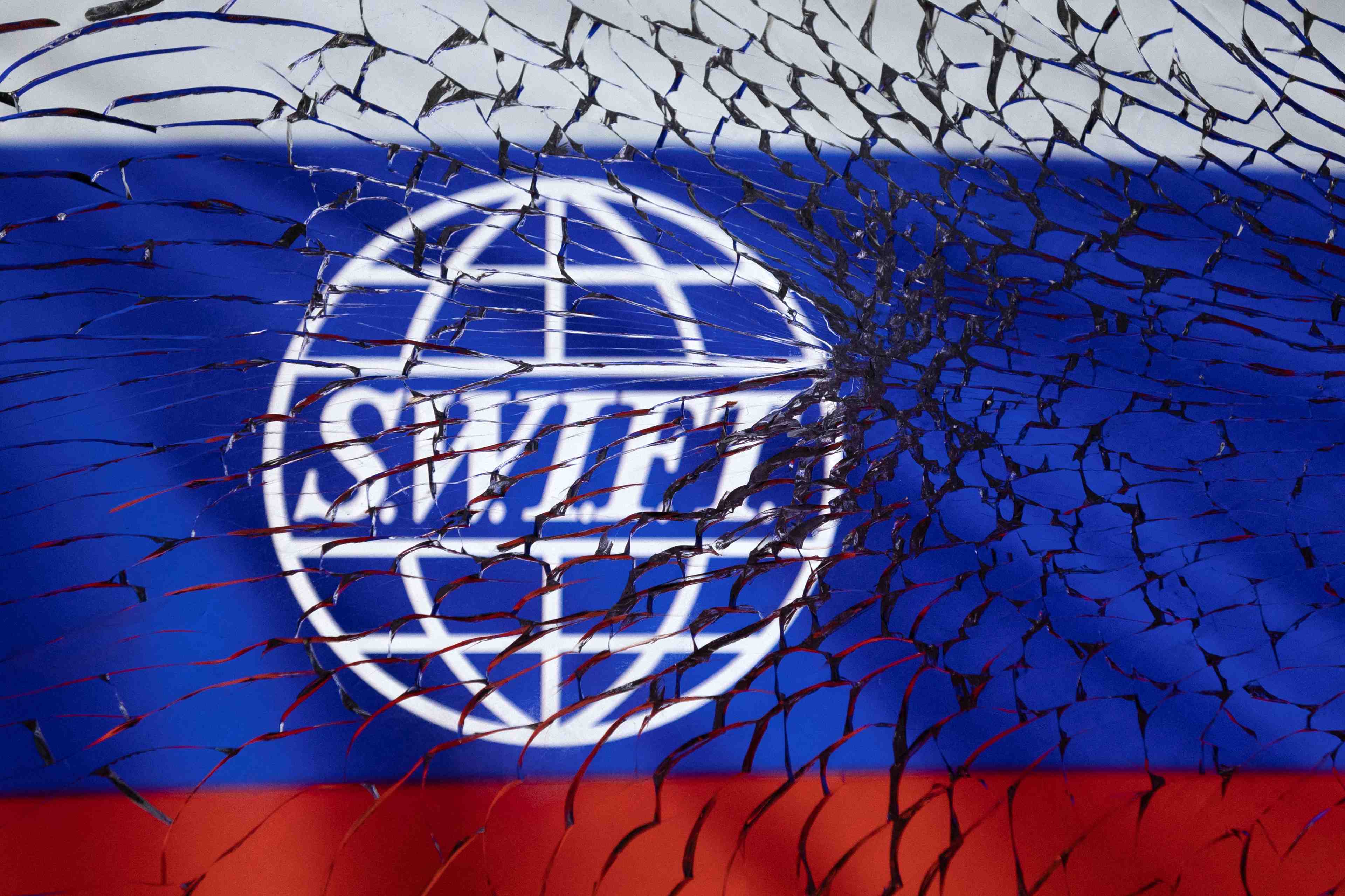 L'ue exclut sept banques russes du systeme swift