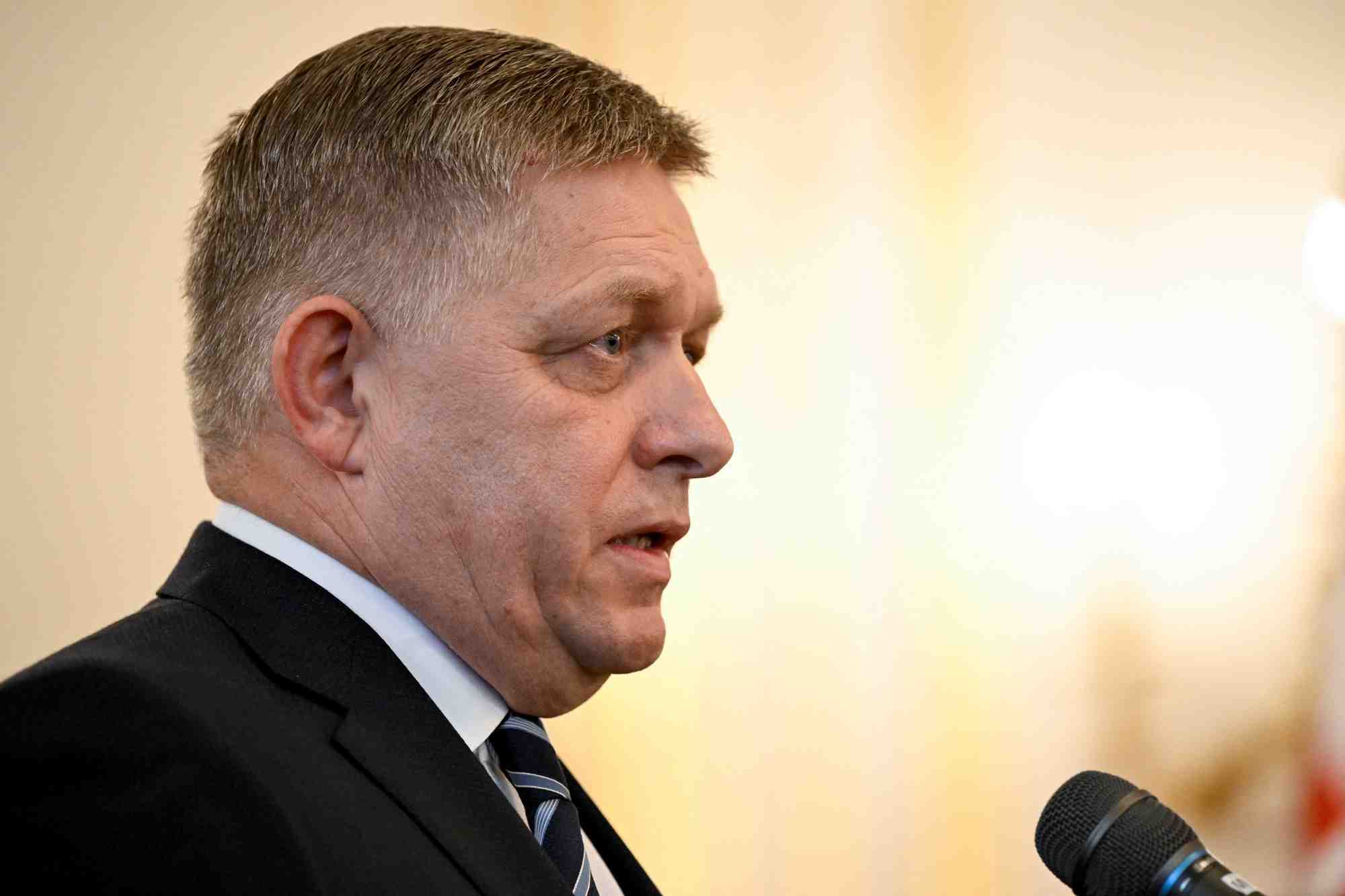 Robert fico lors de sa prise de son fonction