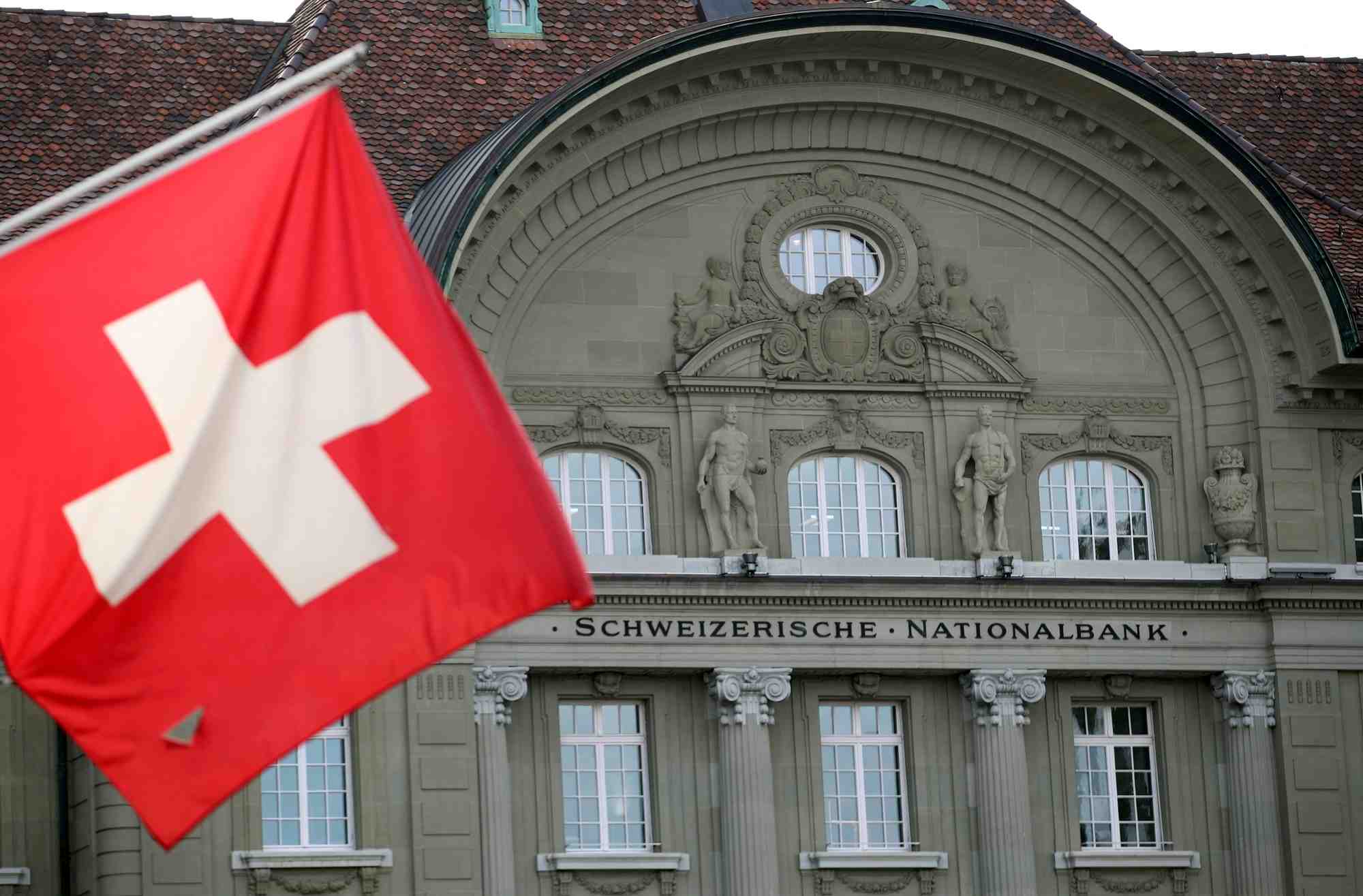 Un drapeau suisse devant la banque nationale suisse (bns) a bern
