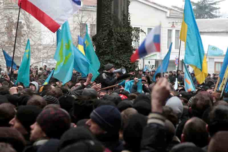 Tensions entre pro-russes et pro-Maïdan en Crimée