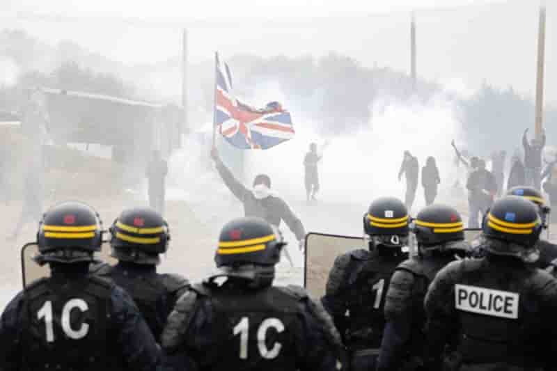Affrontements lors d'une manifestation pro-refugies a calais