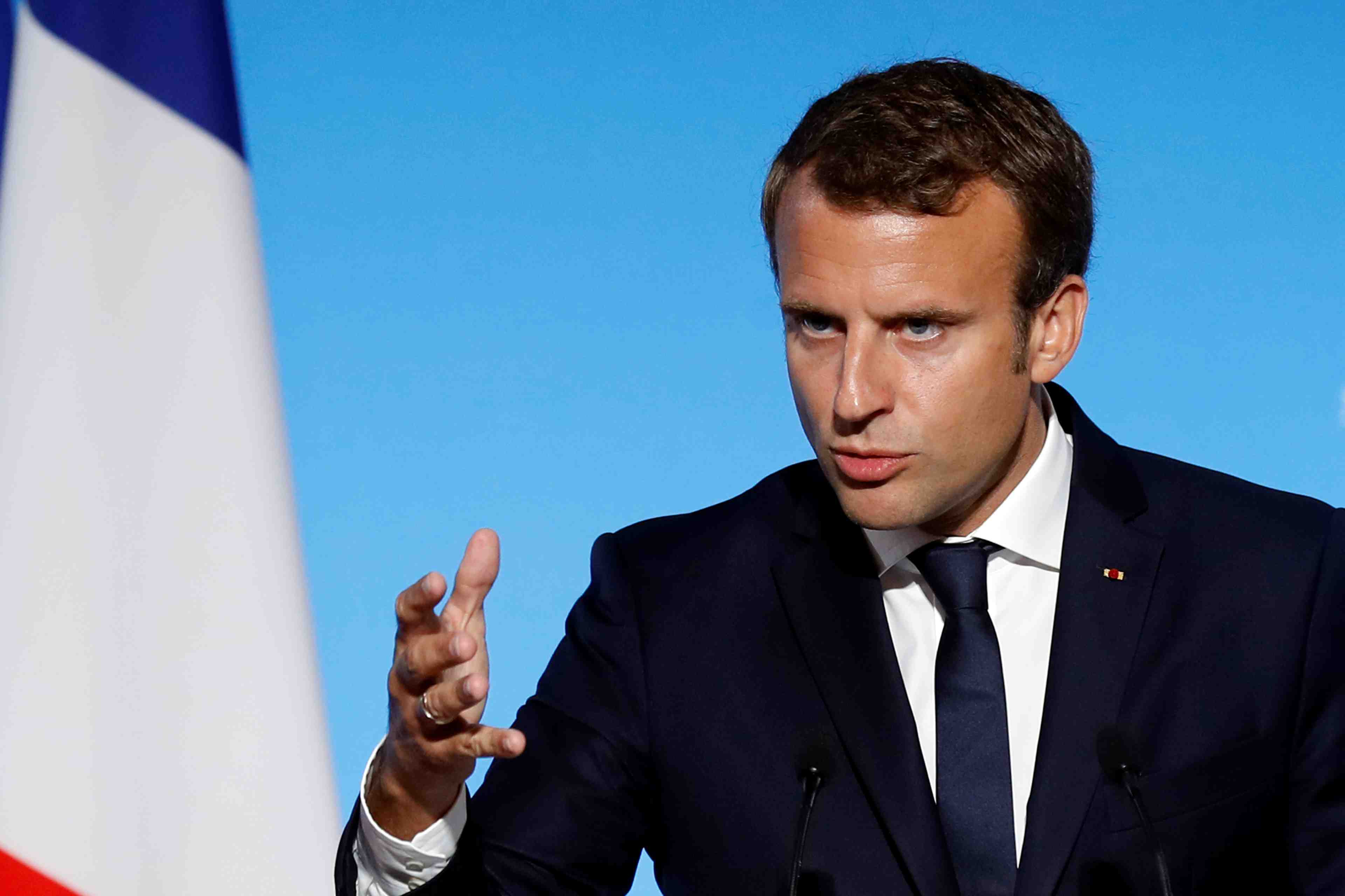 Macron tente de rassurer sur les contrats aides