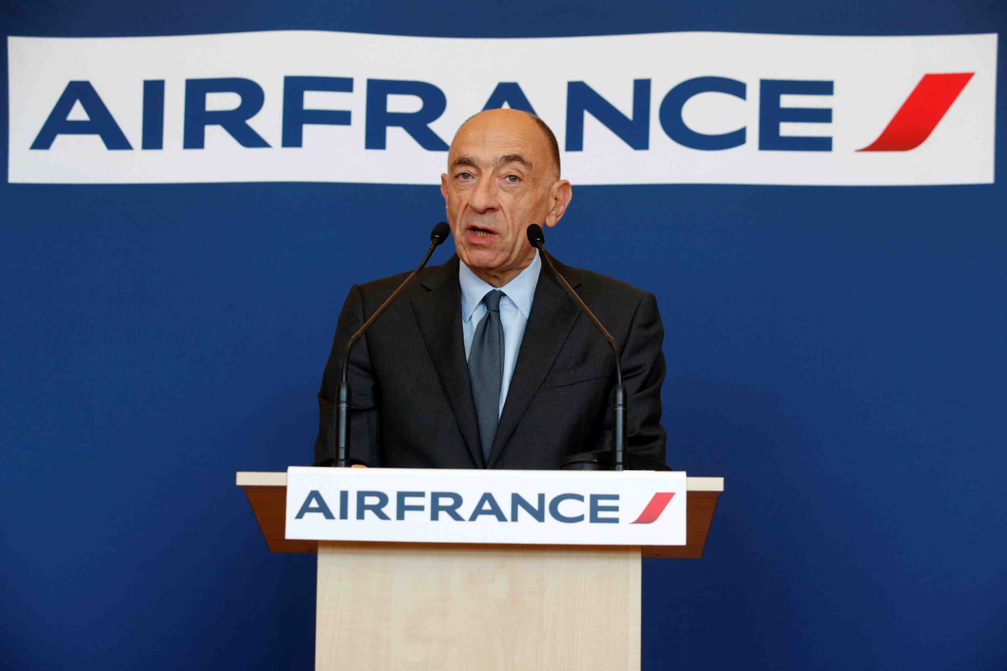 Air france: greve encore en mai, edouard philippe soutient le pdg