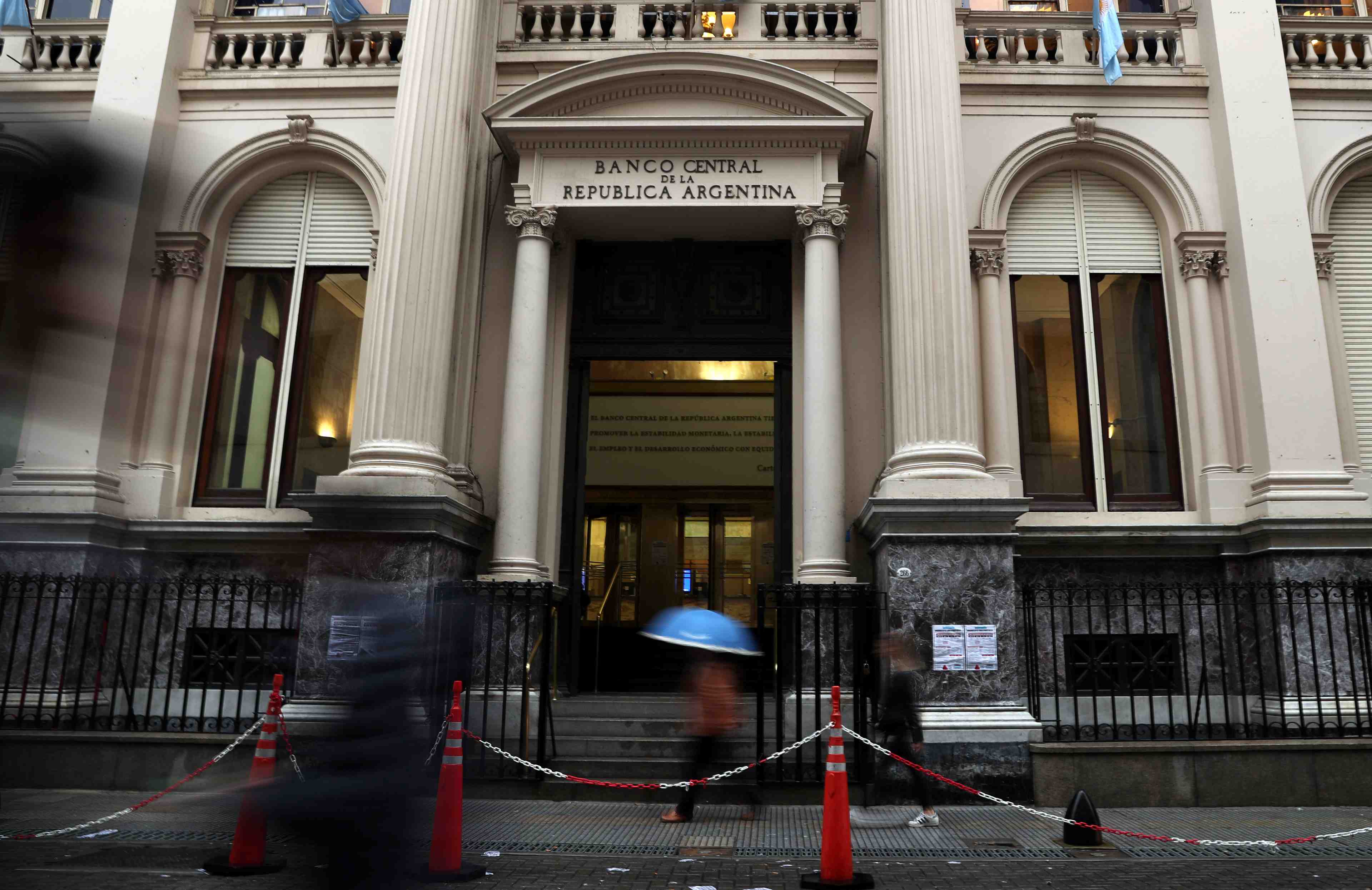 Le peso argentin tombe a un nouveau plus bas record