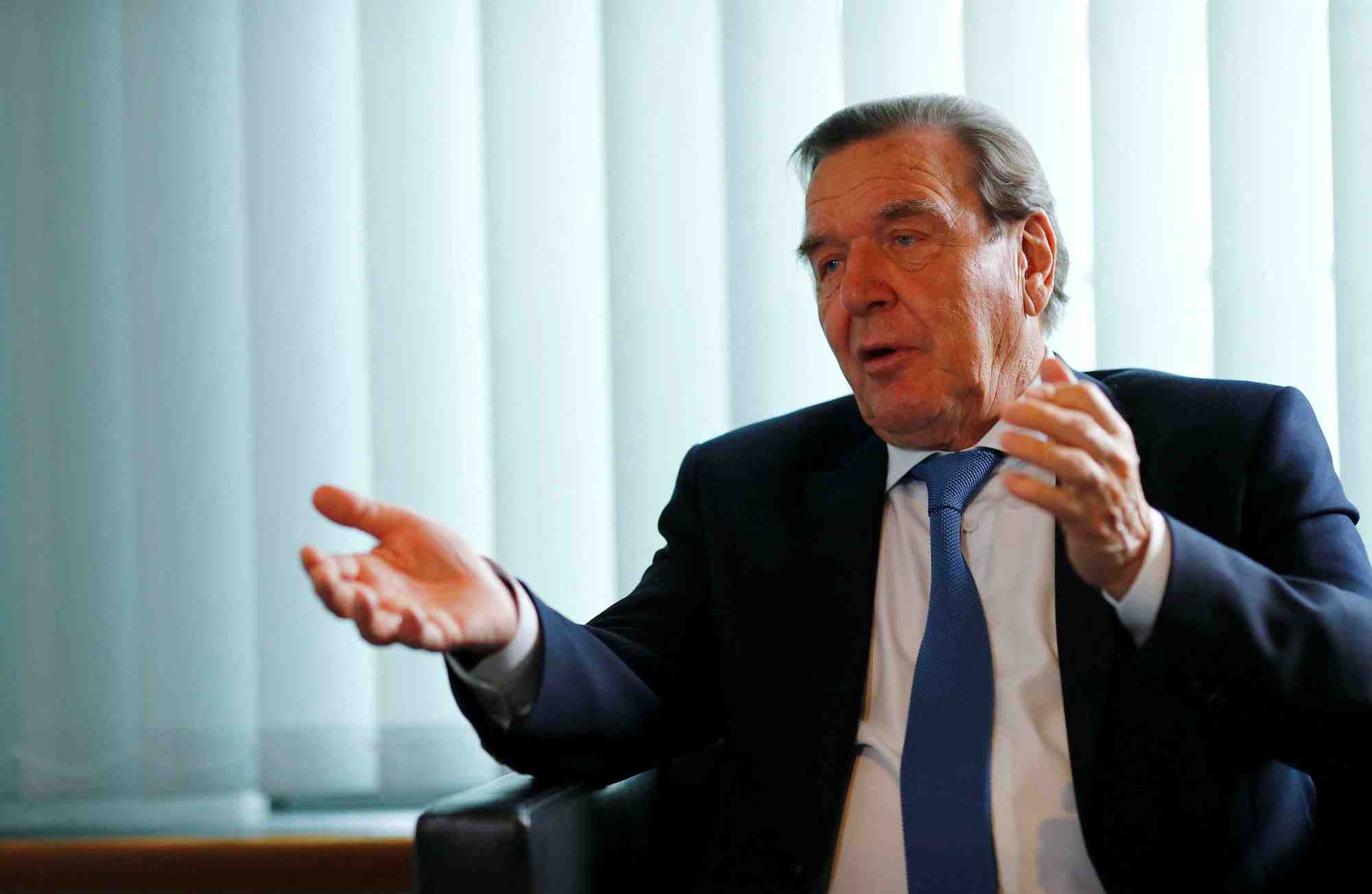 Allemagne: l'ex-chancelier gerhard schroder poursuit le bundestag en justice, rapporte la dpa