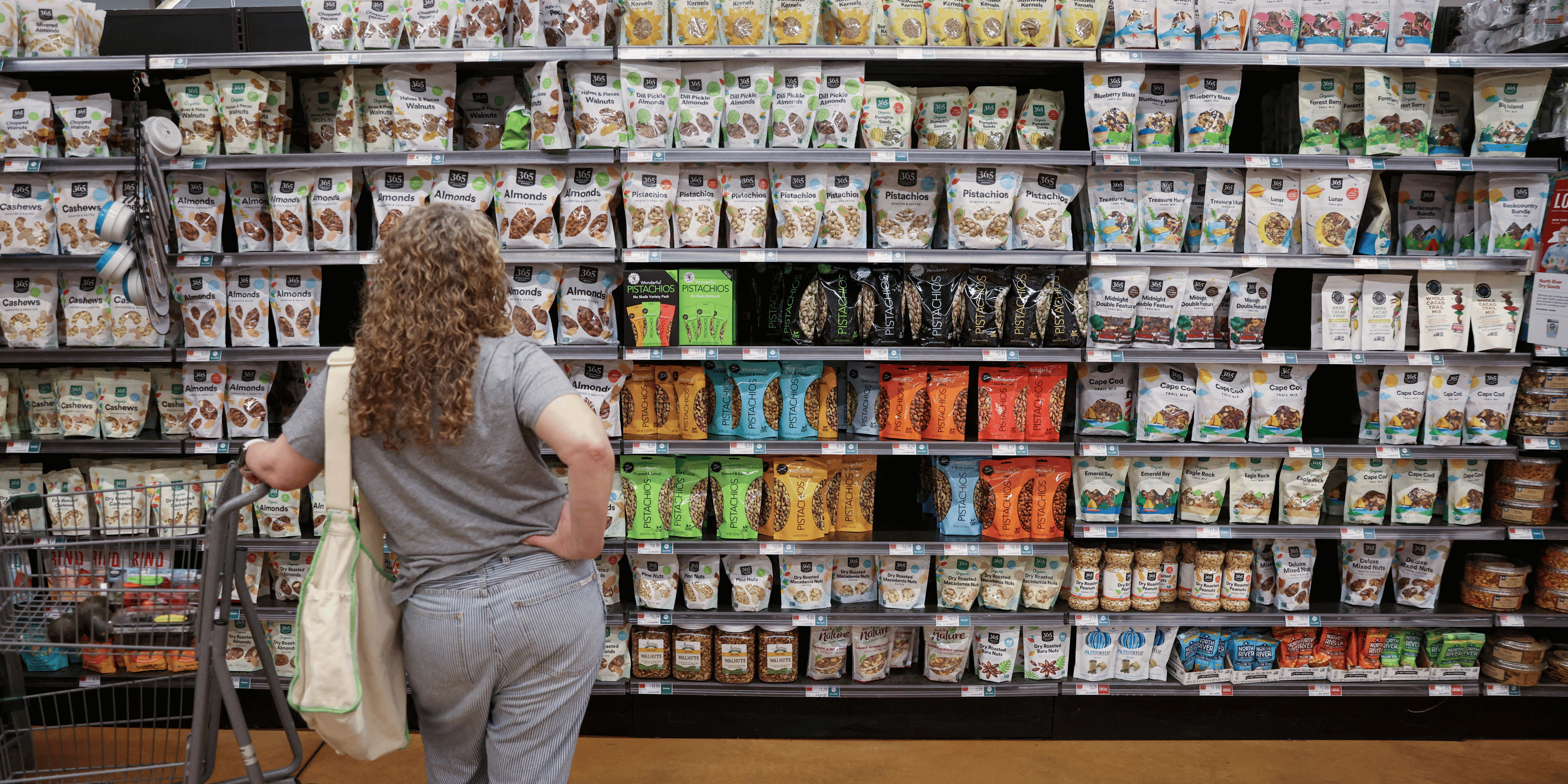 Photo d'archives d'une personne qui fait ses courses dans un supermarche alors que l'inflation affecte les prix a la consommation aux etats-unis