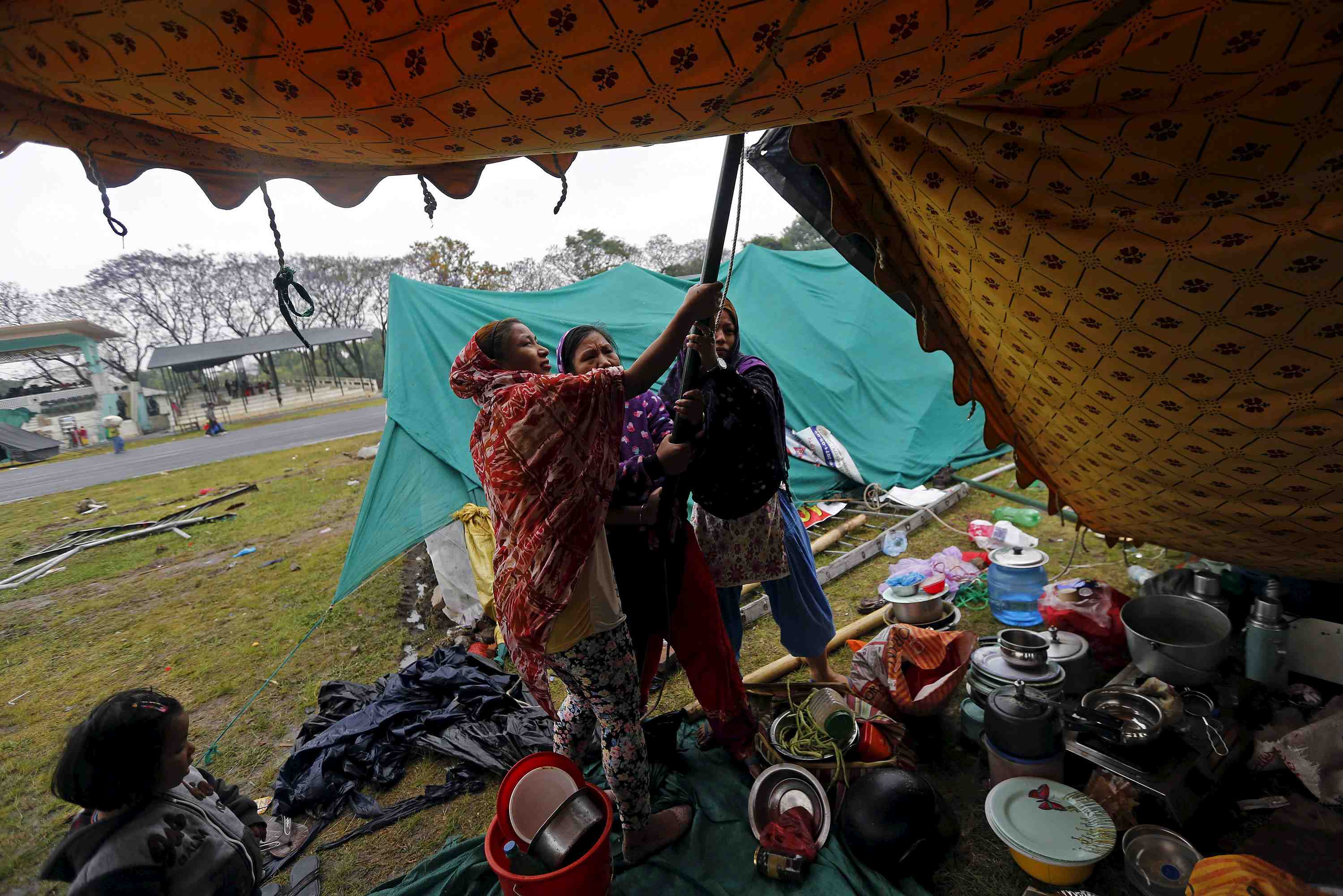 Une pluie battante complique les operations de secours au nepal