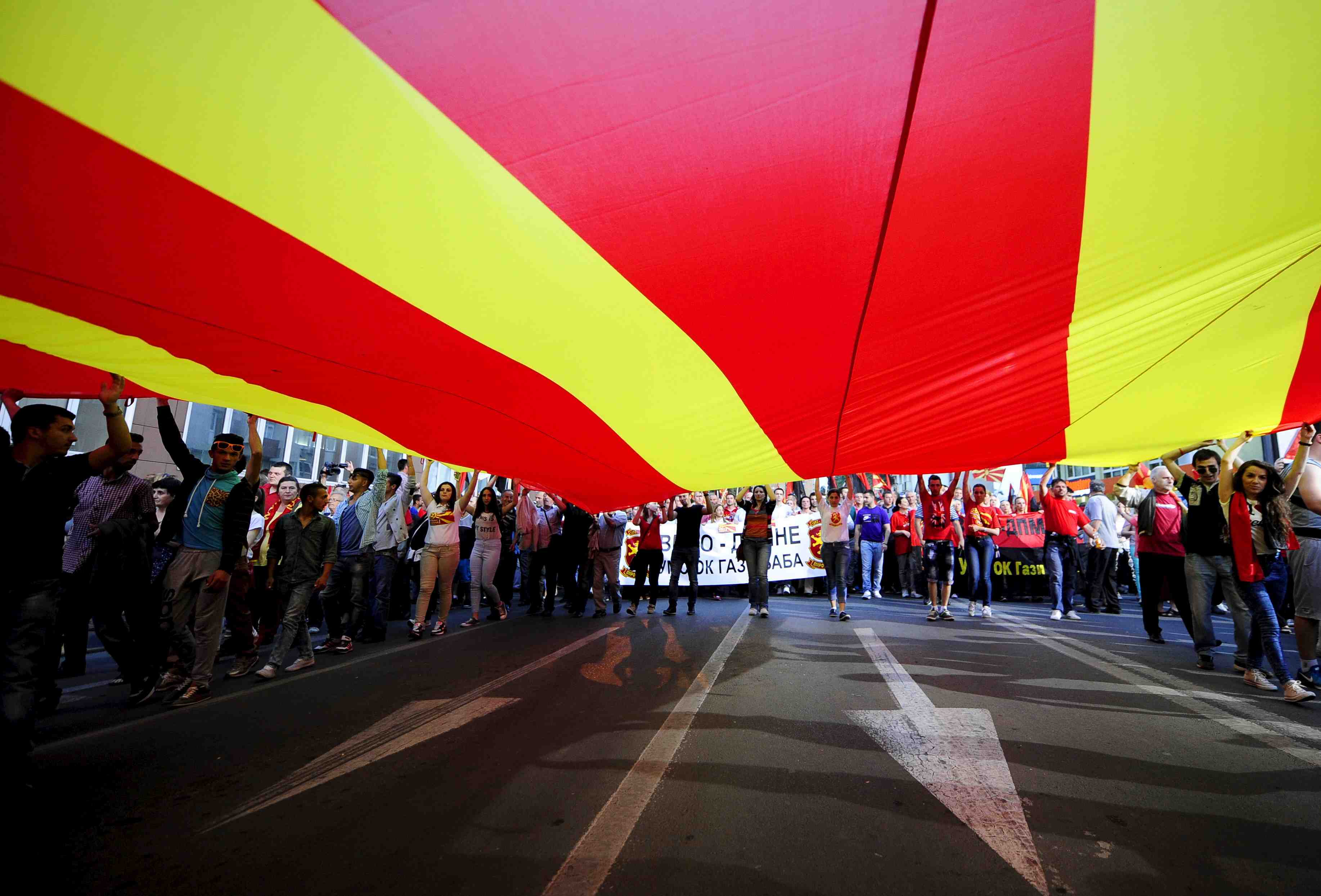 Les partisans du president macedonien manifestent a leur tour a skopje