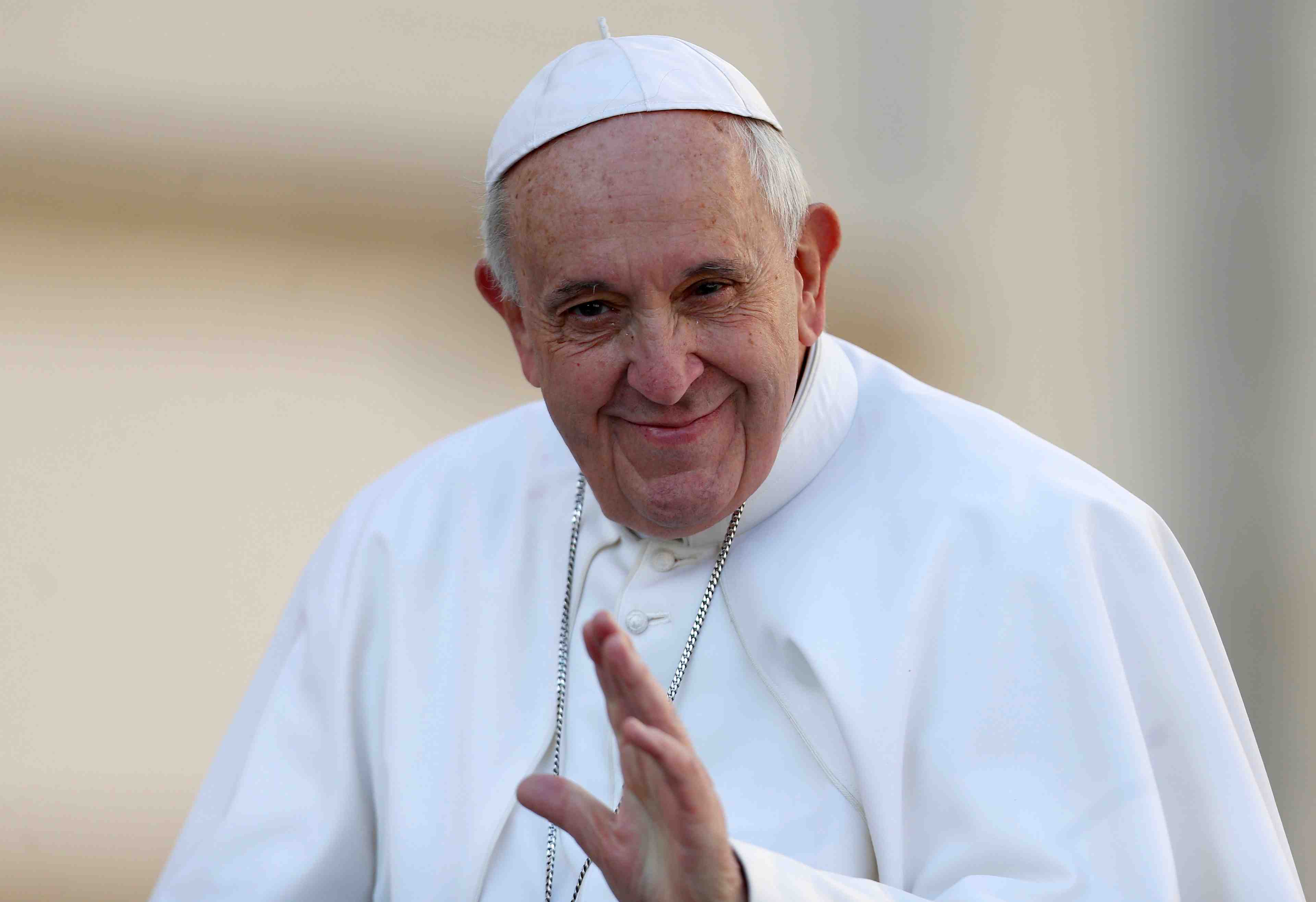 Notre-dame: le pape salue le courage des pompiers