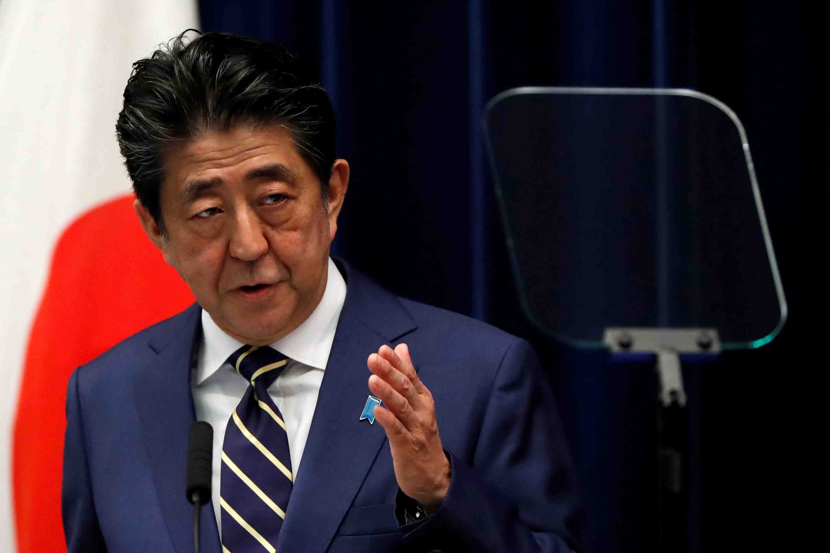 Le premier ministre japonais admis a l'hopital