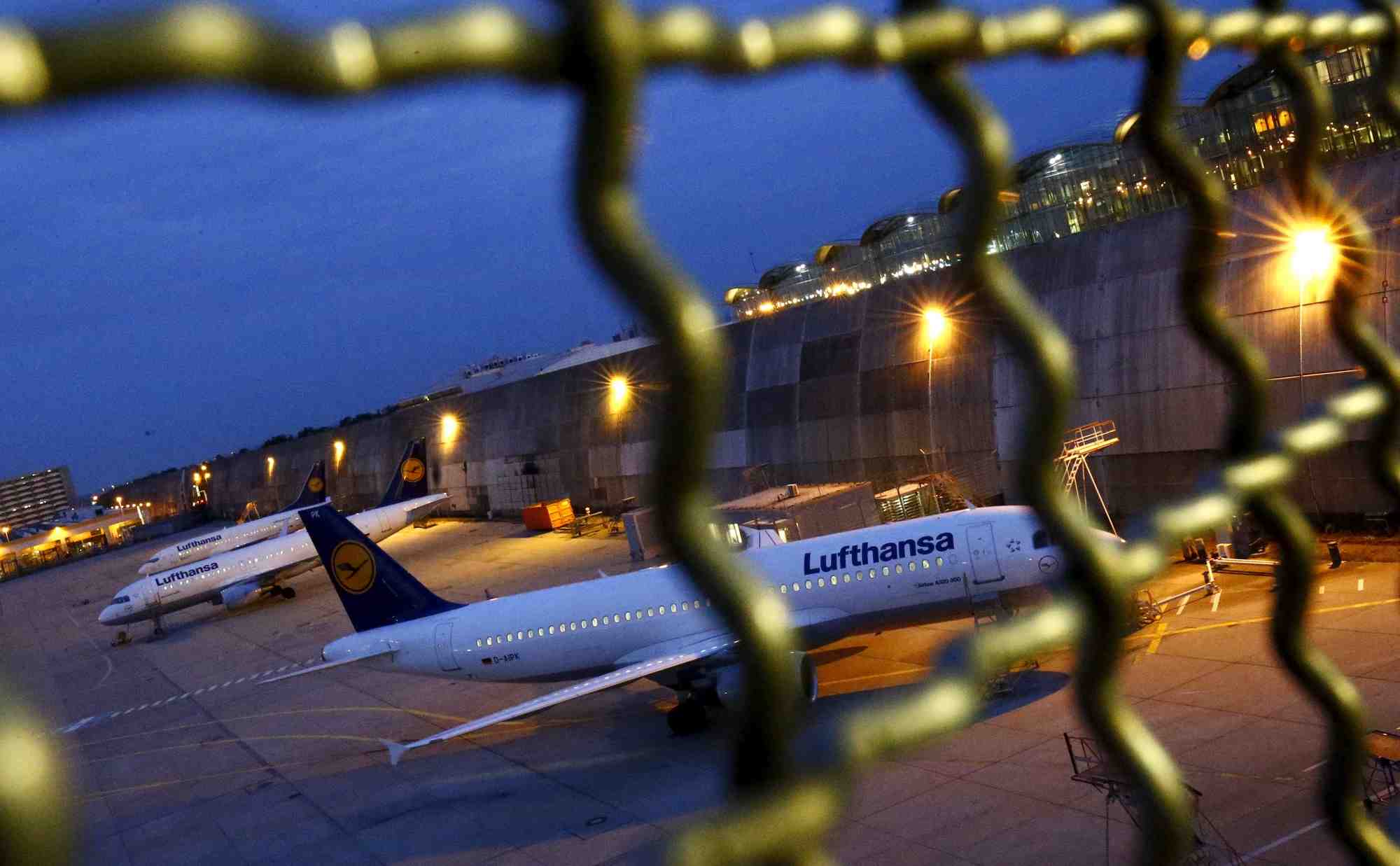Des avions de la compagnie aerienne allemande lufthansa sont gares a l'aeroport de francfort