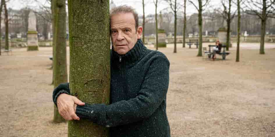 François-Marie Banier, mercredi au Jardin du Luxembourg à Paris.