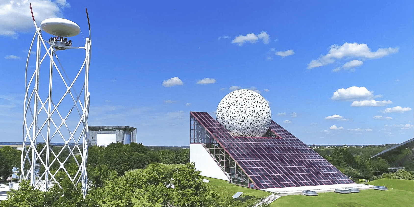 La "Boule", emblème du Futuroscope, va accueillir un lieu de découverte des nouvelles technologies éducatives.