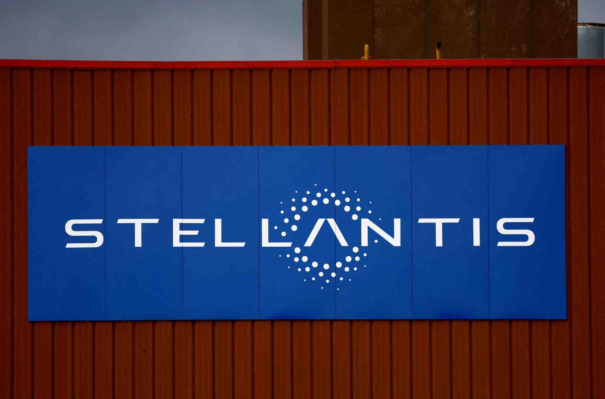 Photo d'archives: le logo de stellantis est visible a l'exterieur d'un batiment de la societe a chartres-de-bretagne