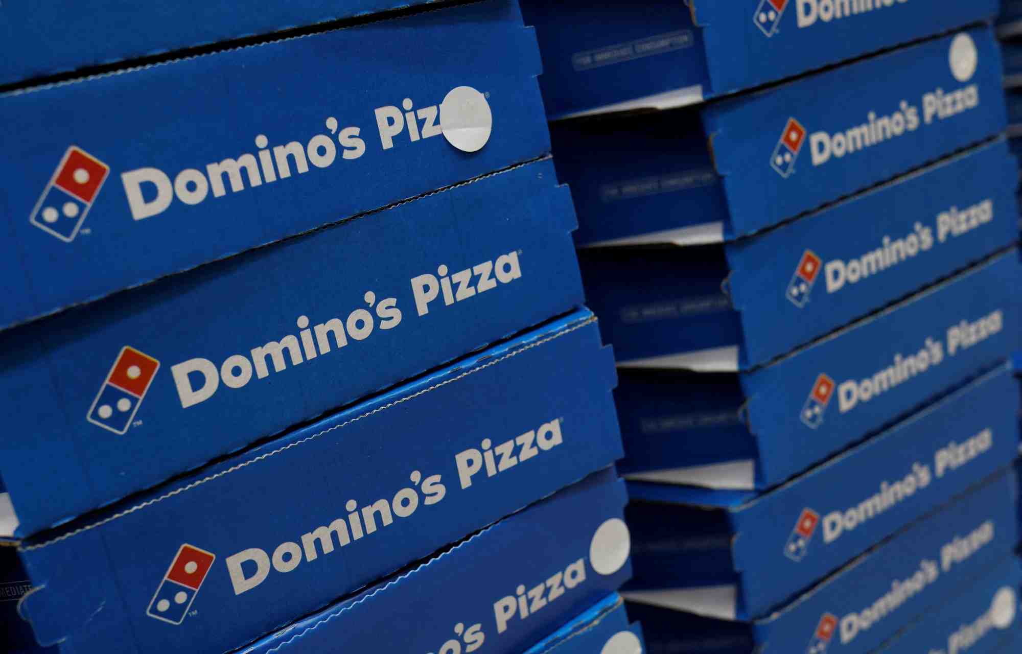 Des boites de pizza domino's dans un restaurant a noida, en inde