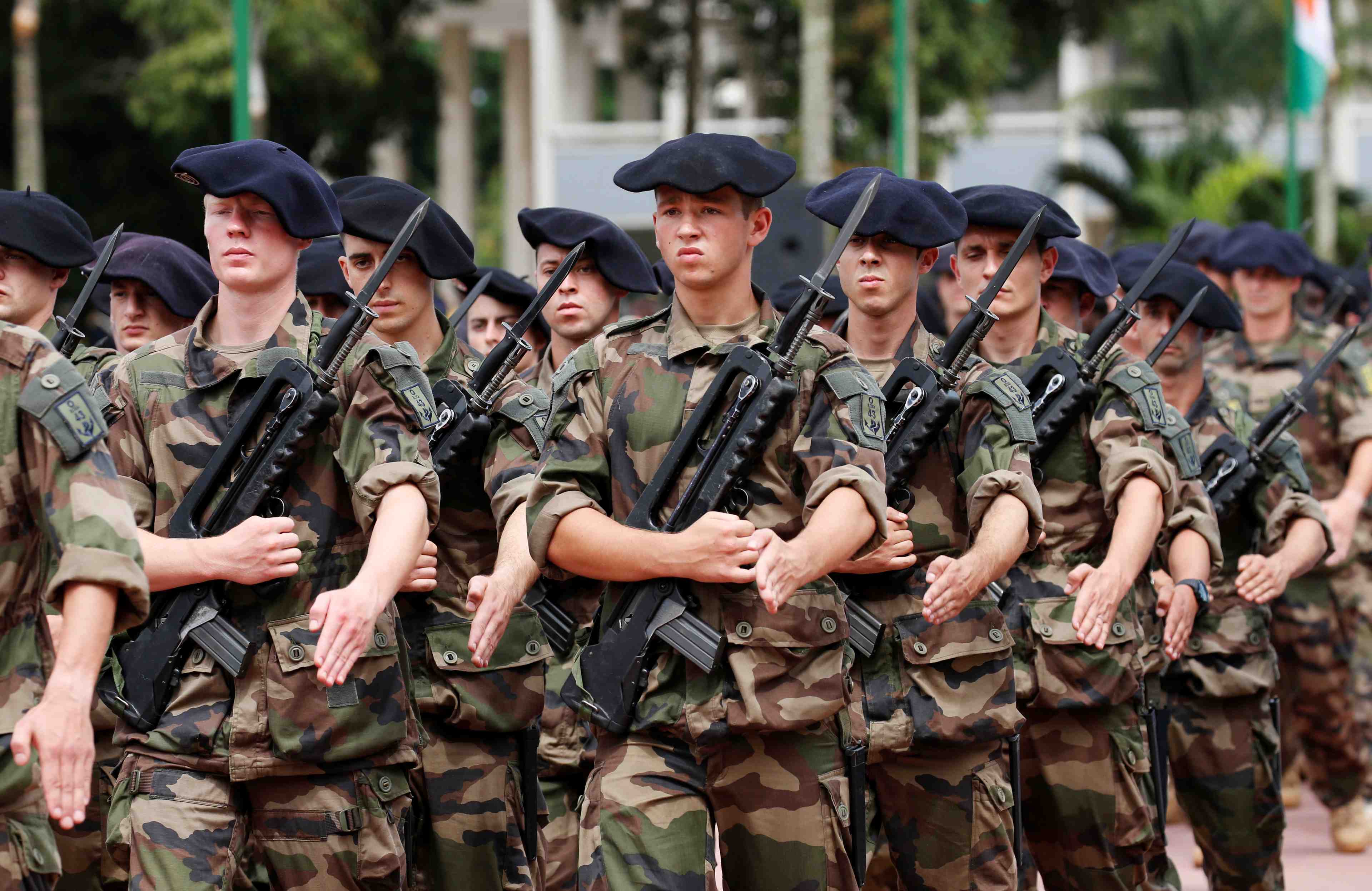 Parly veut rassurer les militaires, promet d'ameliorer leur quotidien