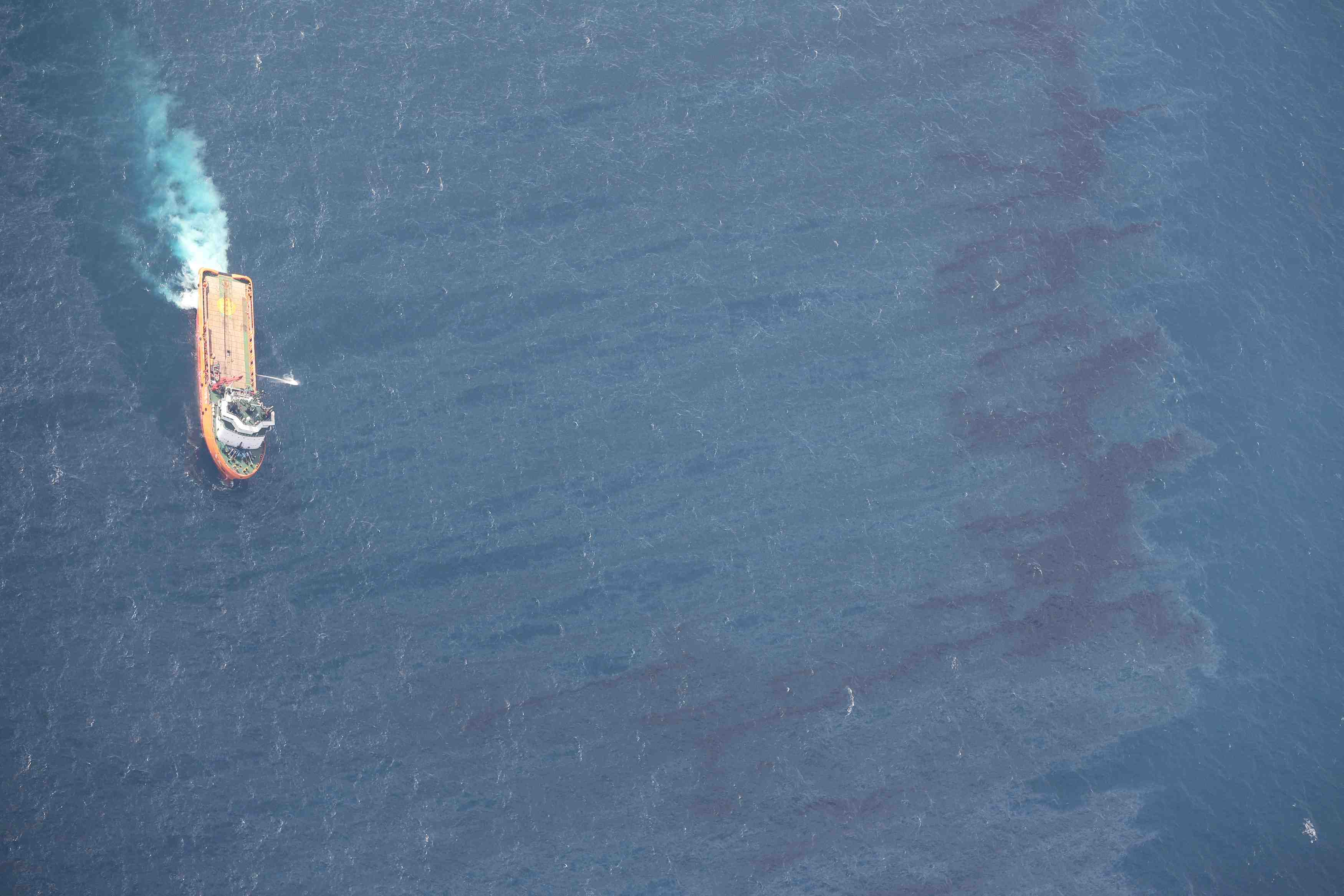 Du mazout pourrait s'echapper du petrolier iranien naufrage