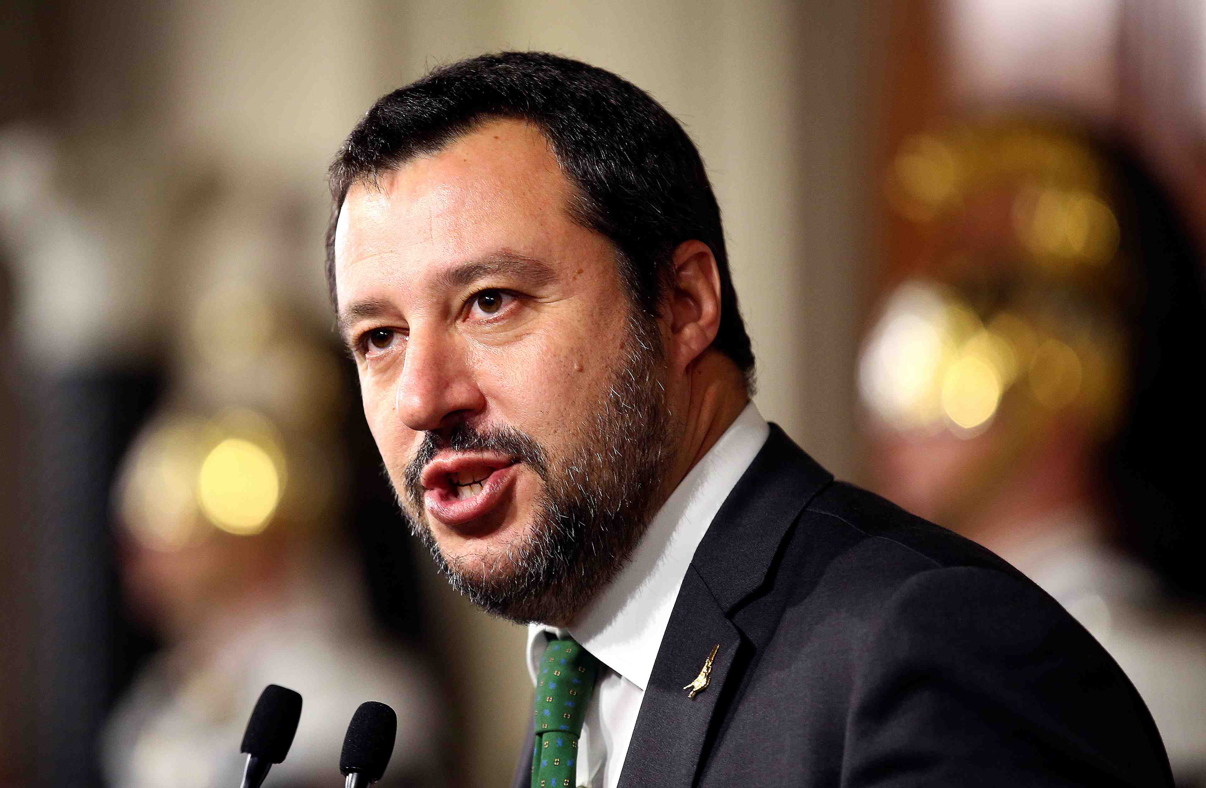 Salvini interdit a une ong de debarquer des migrants en italie