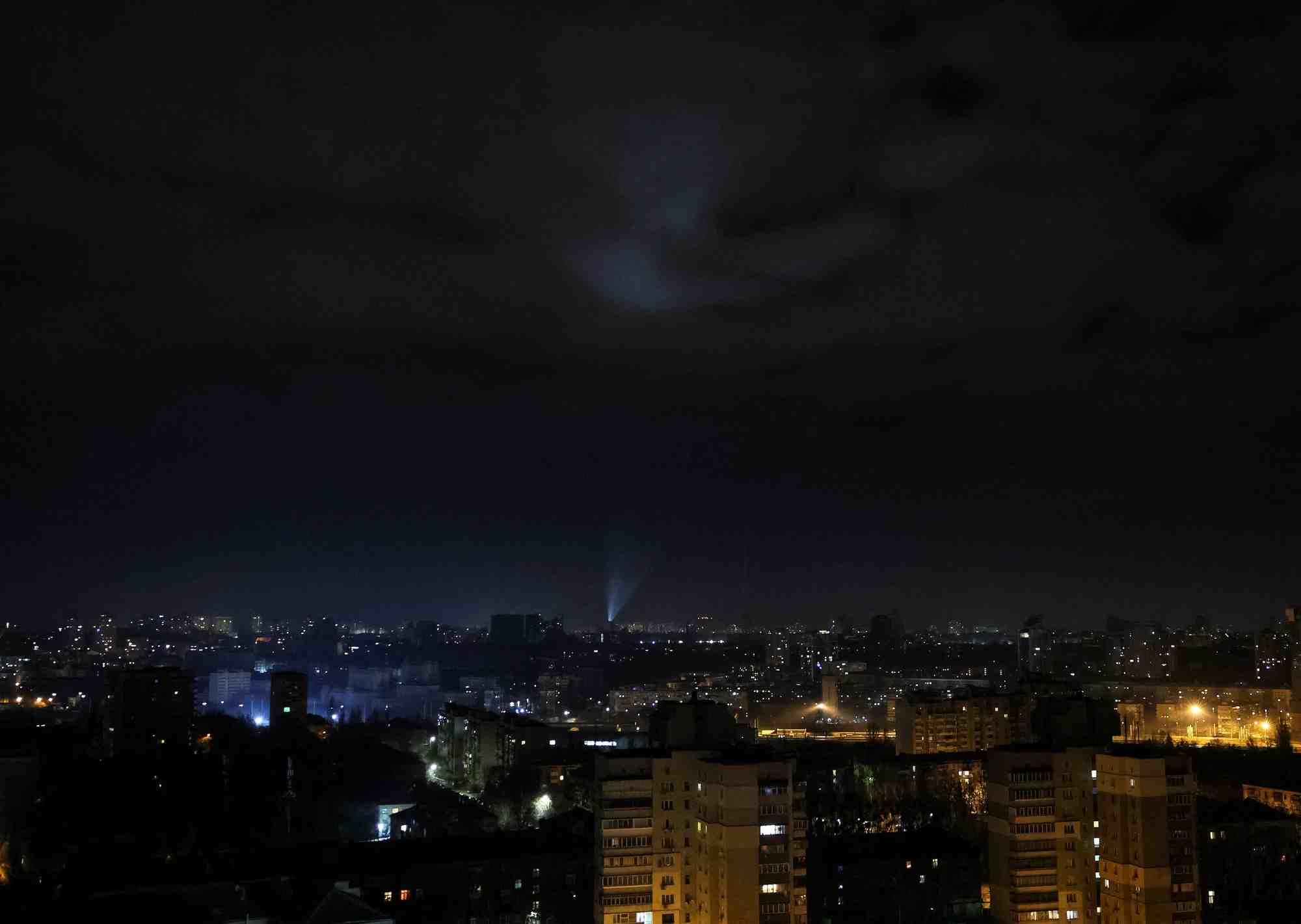 Photo des militaires ukrainiens qui utilisent des projecteurs pour rechercher des drones dans le ciel au-dessus de kyiv
