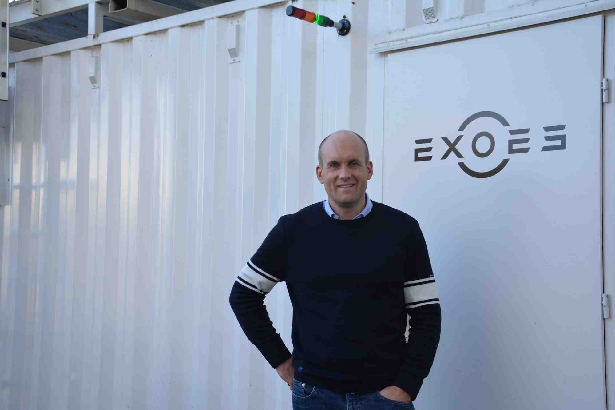 Le PDG d'Exoes Arnaud Desrentes devant un conteneur de test pour composants de véhicule électrique.