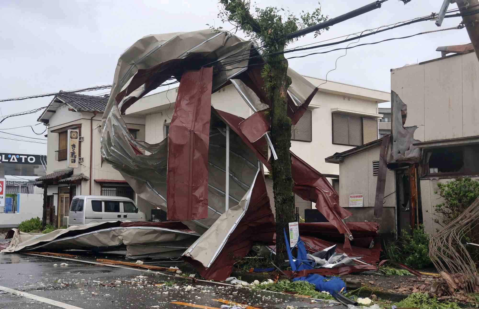 Les degats causes par le typhon shanshan a miyazaki, dans le sud-ouest du japon