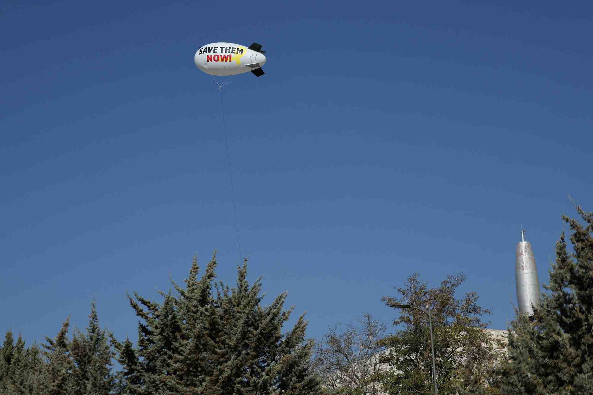 Un ballon portant un message appelant au retour des otages enleves lors de l'attaque meurtriere du 7 octobre 2023 contre israel par le hamas, flotte dans les airs, dans le contexte du conflit en cours entre israel et le hamas, a jerusalem