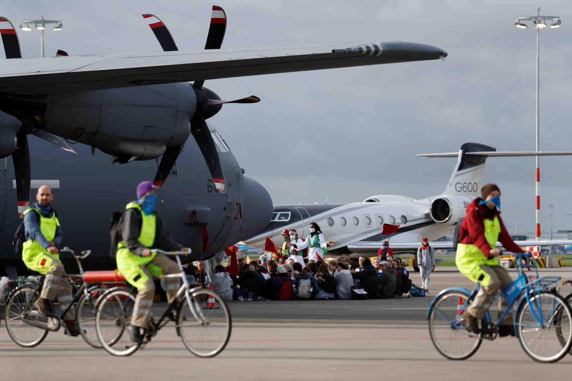 Des militants pour le climat protestent contre les emissions de gaz a effet de serre causees par l'industrie aeronautique a l'aeroport d'amsterdam-schiphol