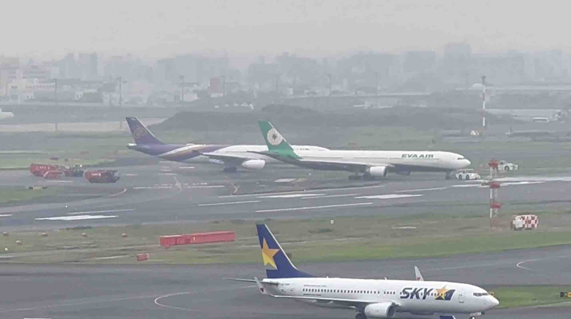 Photo des avions de thai airways et d'eva airways a l'aeroport international de tokyo-haneda