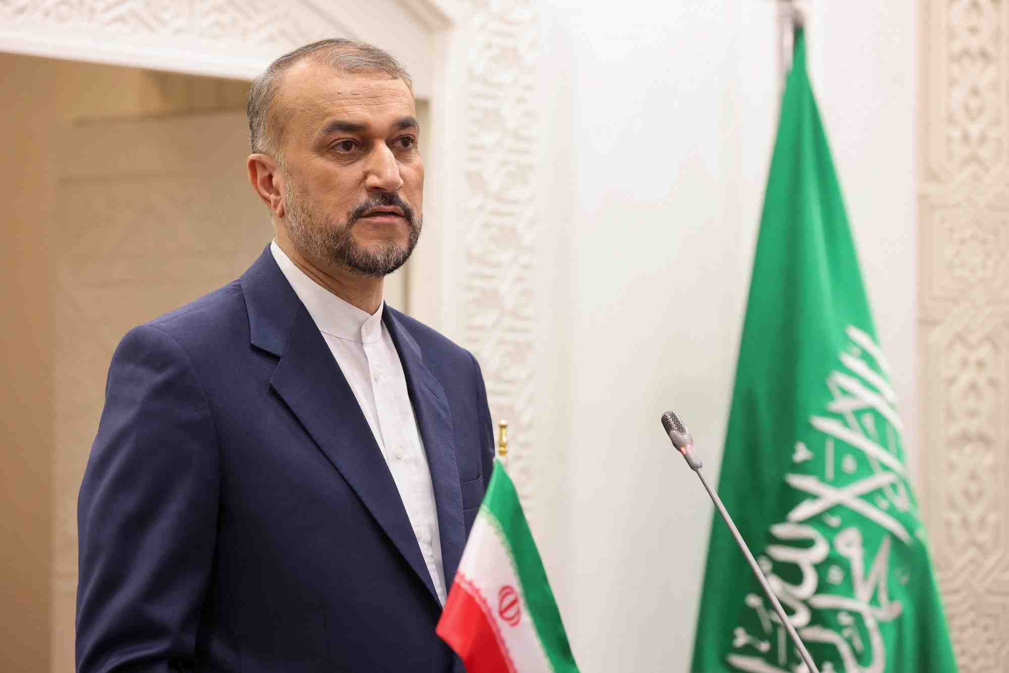 Le ministre iranien des affaires etrangeres, hossein amirabdollahian, participe a une conference de presse a riyad, en arabie saoudite