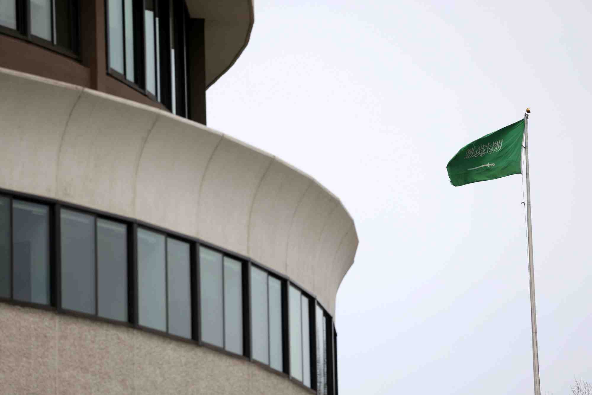 Le drapeau de l'arabie saoudite au-dessus de l'ambassade d'arabie saoudite a washington
