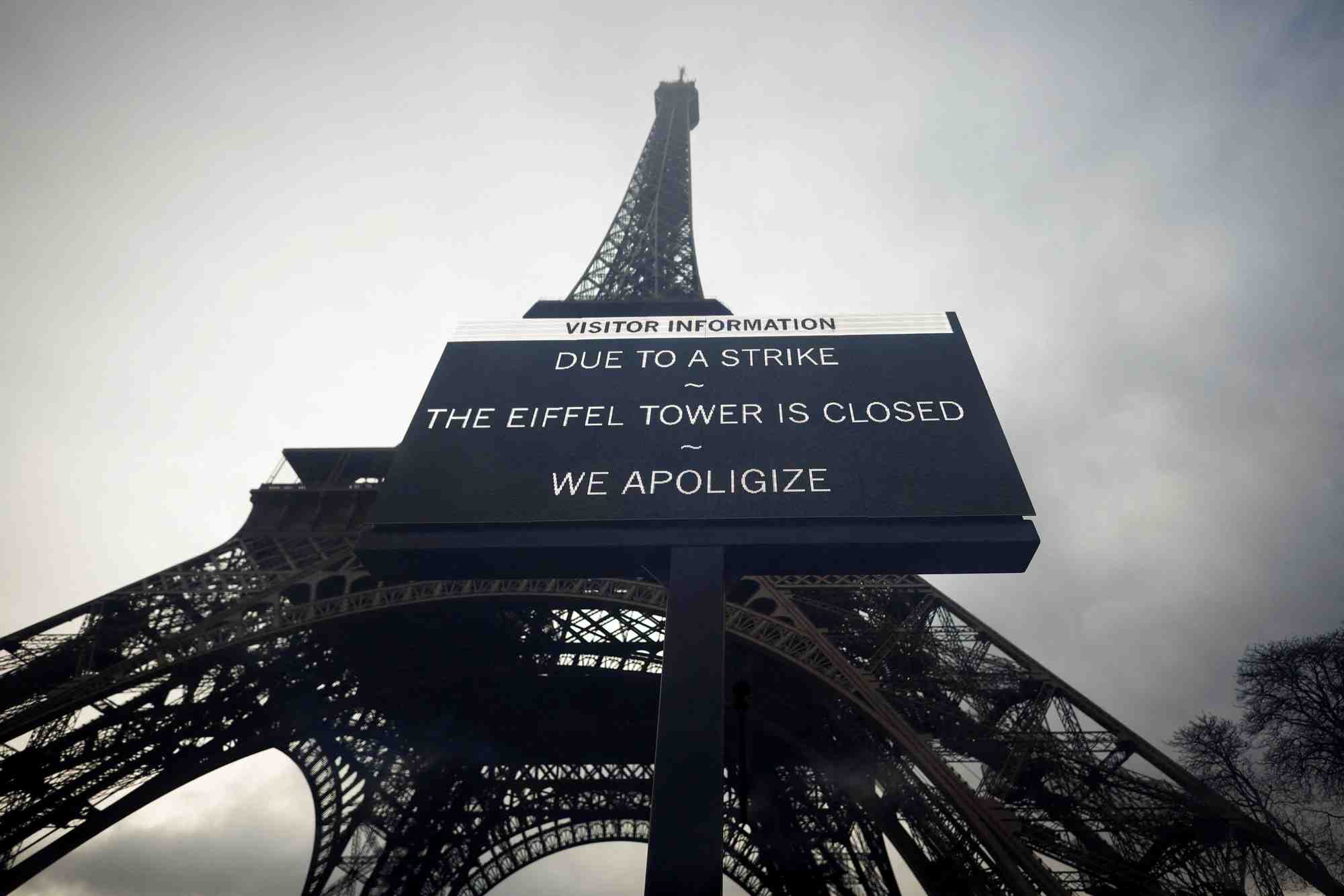 Un panneau signalant la fermeture de la tour eiffel pour greve