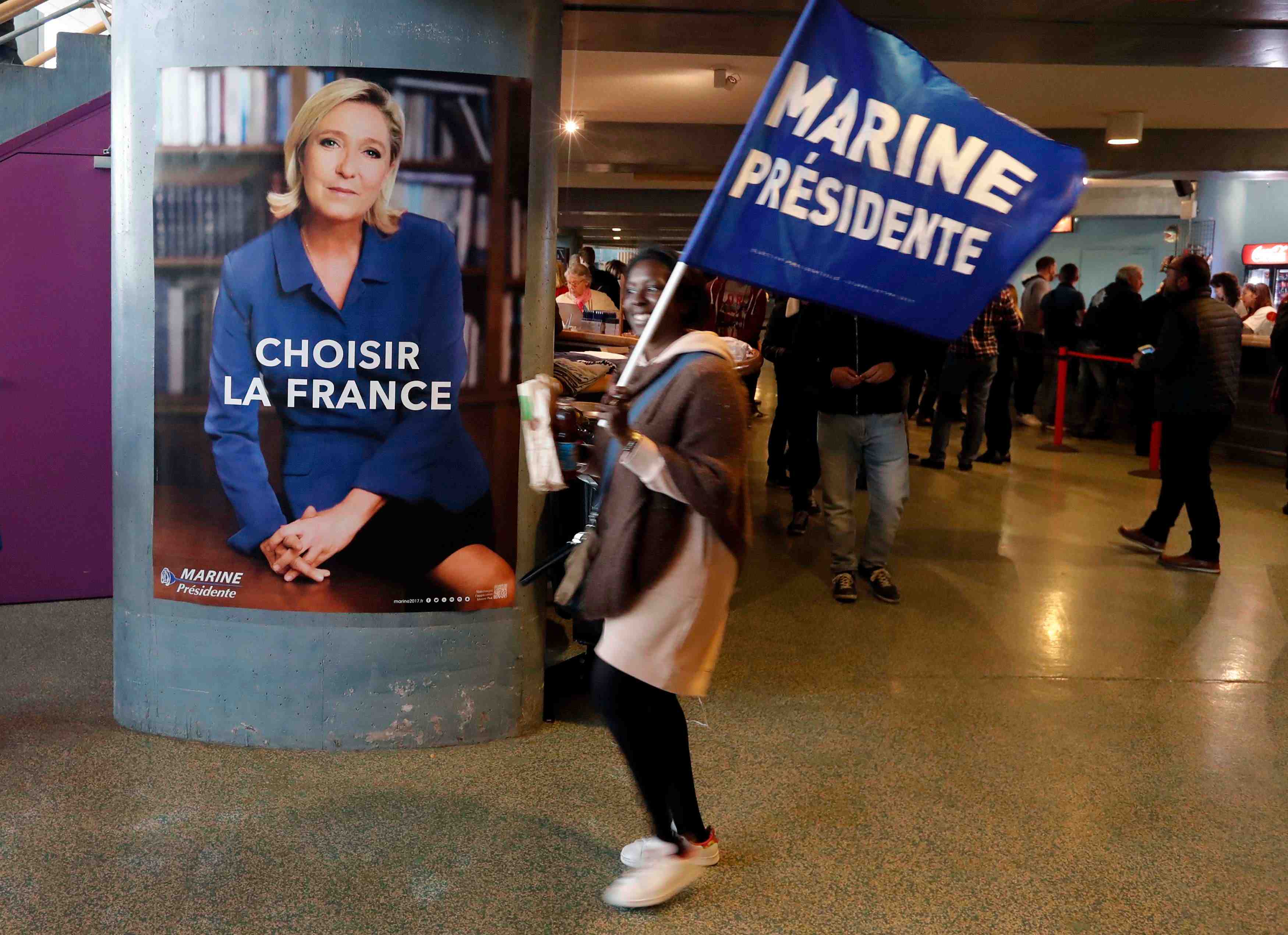 A nice, le pen essaie de rassurer sur l'europe