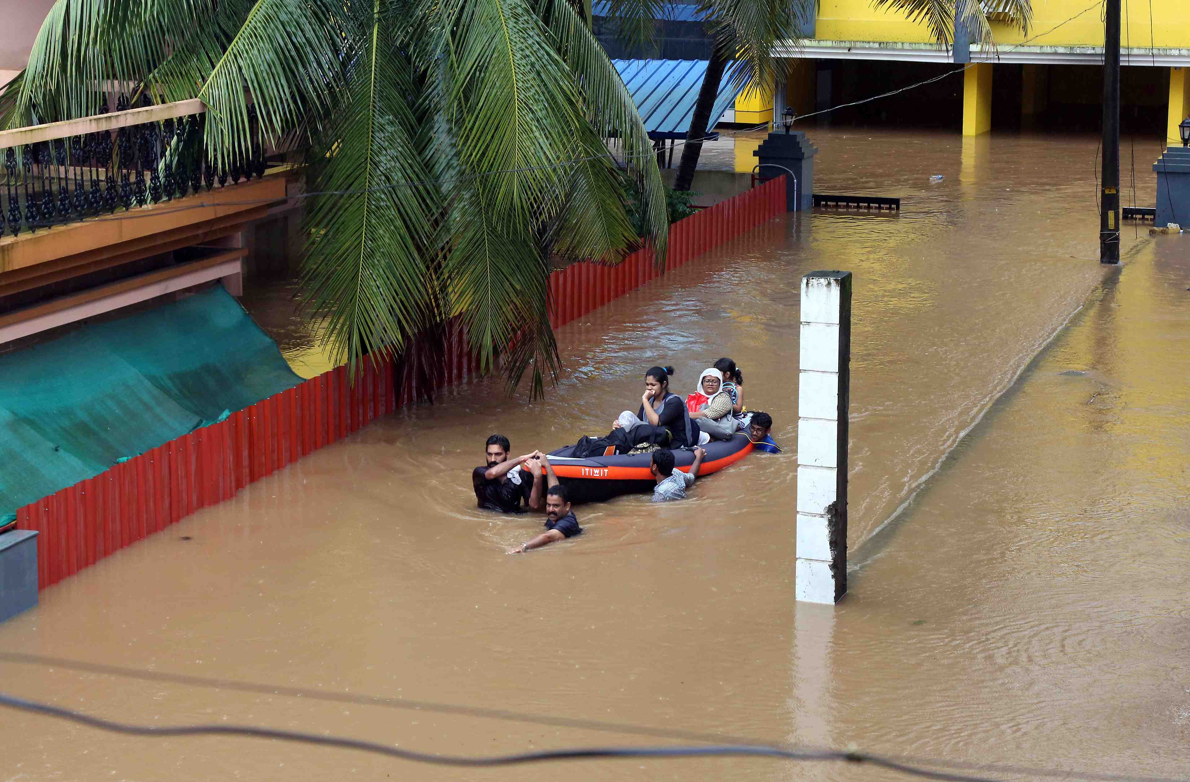 Les inondations du siecle ont fait 164 morts au kerala en inde