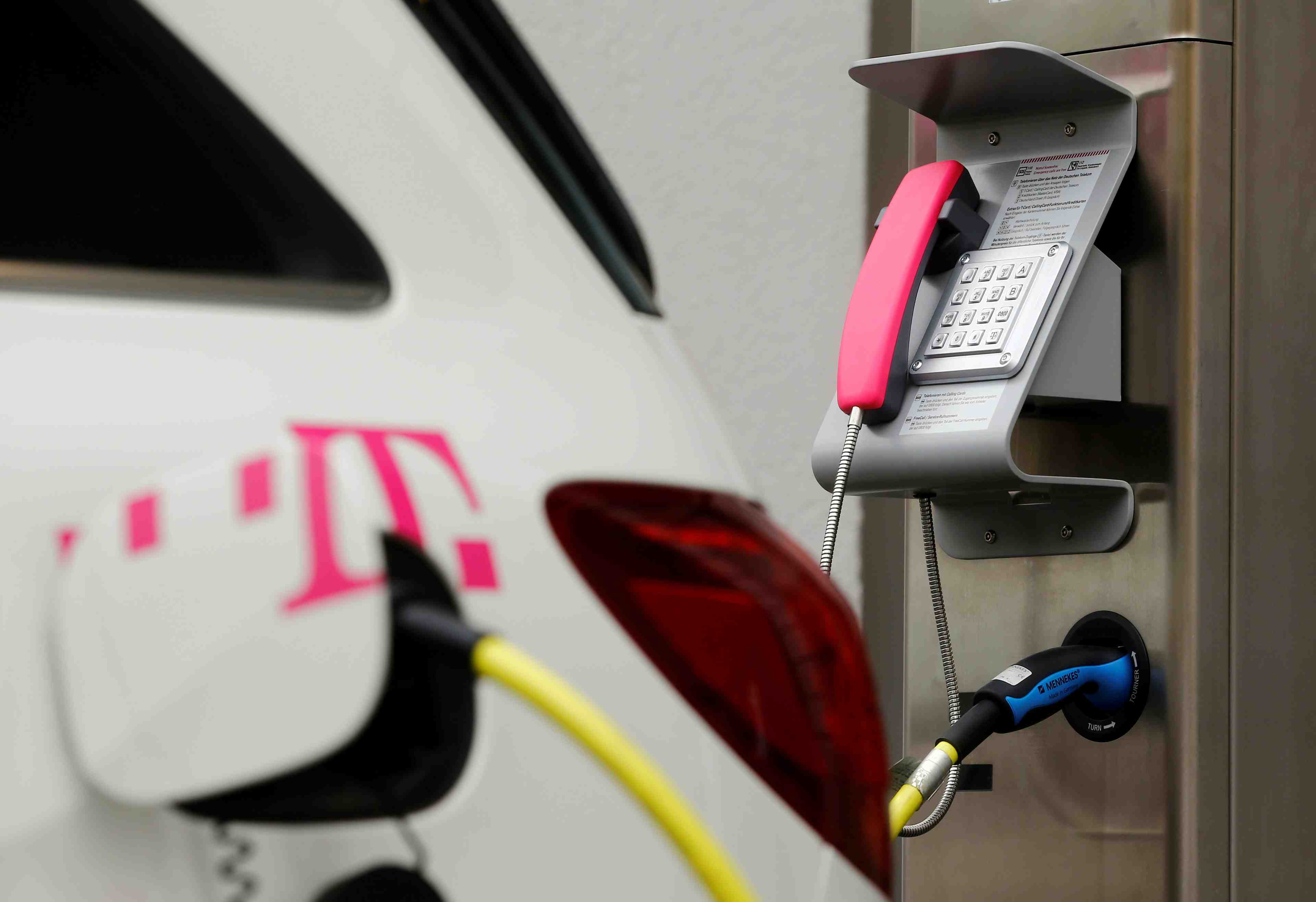 Deutsche telekom va installer des stations de charge electrique