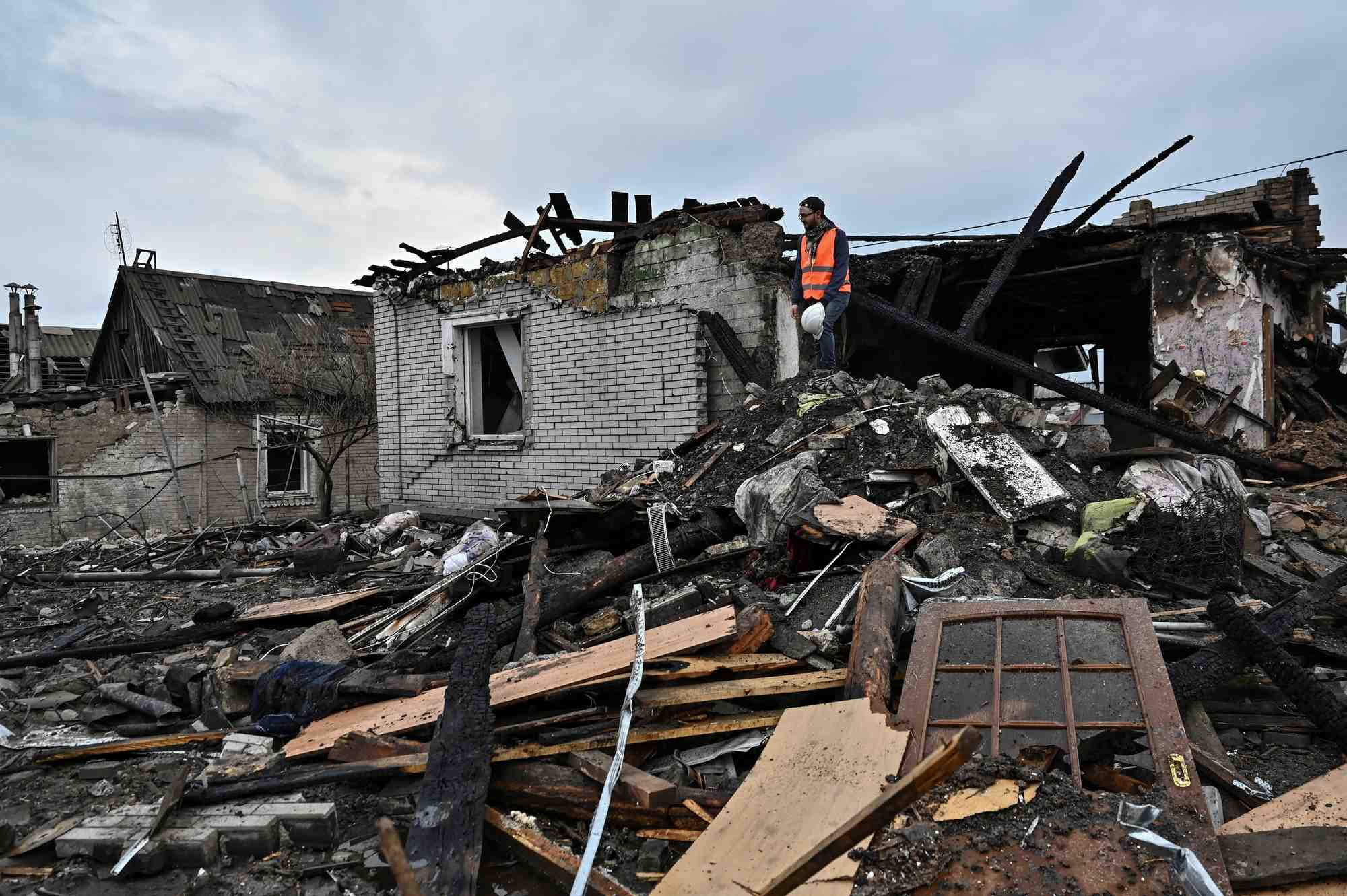 Photo d'un immeuble d'habitation detruit apres une frappe meurtriere dans la ville de zaporijjia