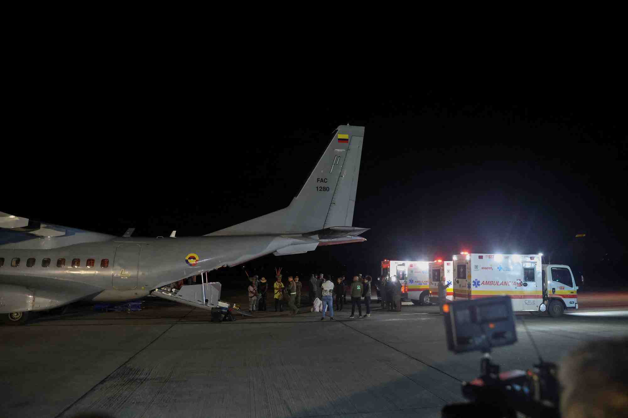 Les enfants retrouves vivants dans la jungle, des semaines apres l'accident d'avion, arrivent a bogota