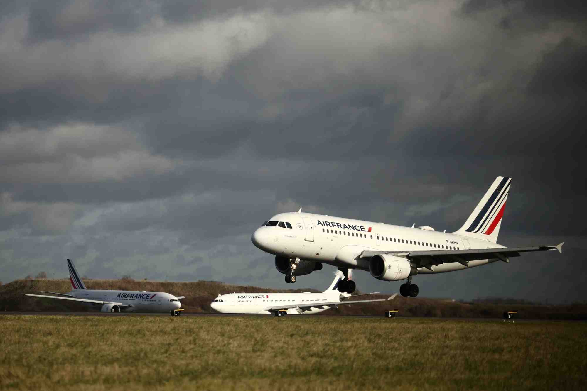 Un avion airbus a319 d'air france atterrit a l'aeroport paris charles de gaulle