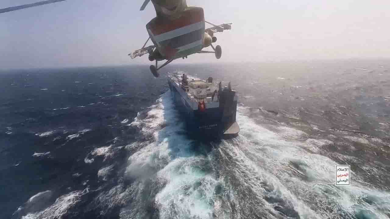 Un helicoptere militaire houthi survolant le cargo galaxy leader en mer rouge