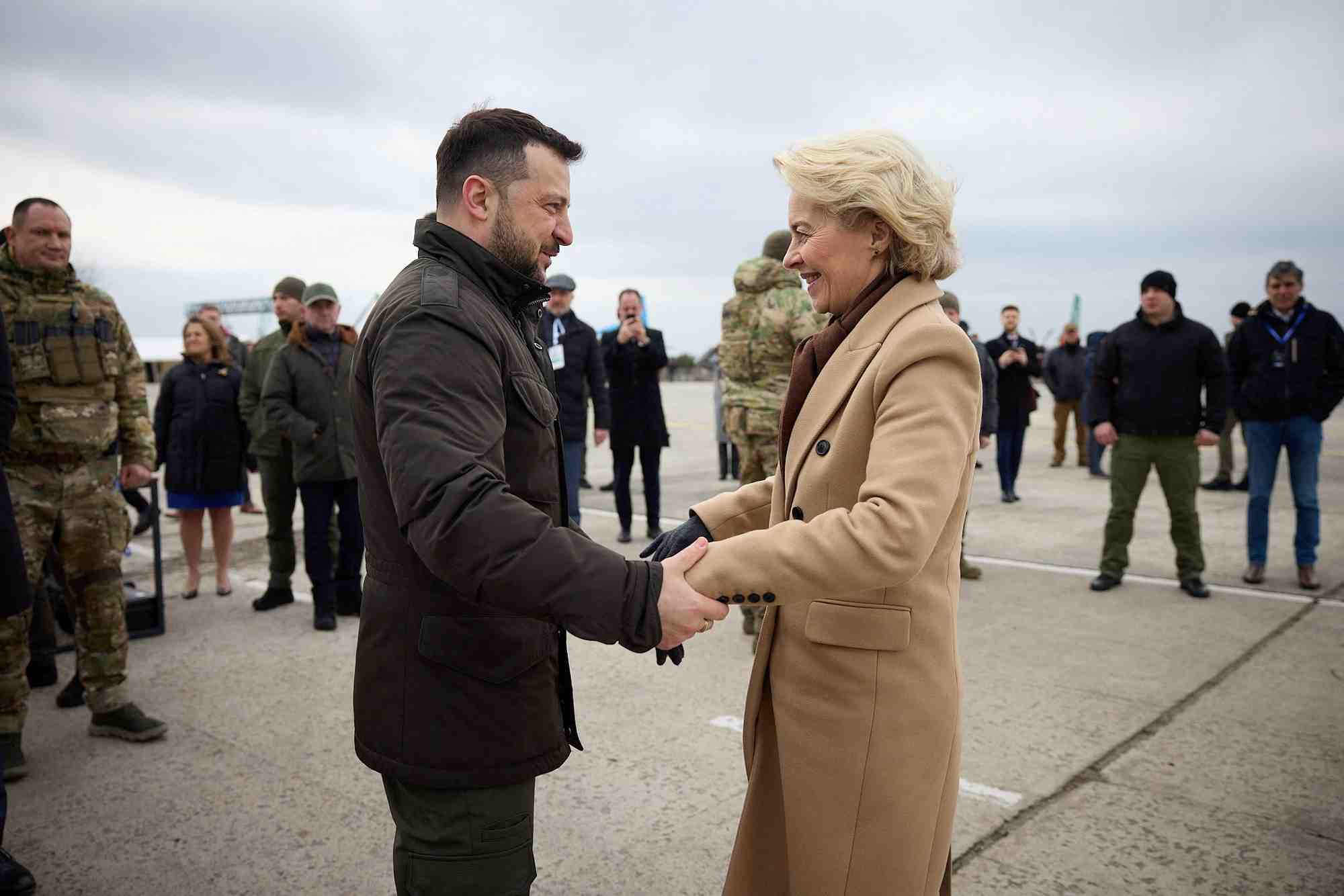 Volodimir zelensky et ursula von der leyen commemorent pres de kyiv le deuxieme anniversaire de l'invasion de l'ukraine par la russie