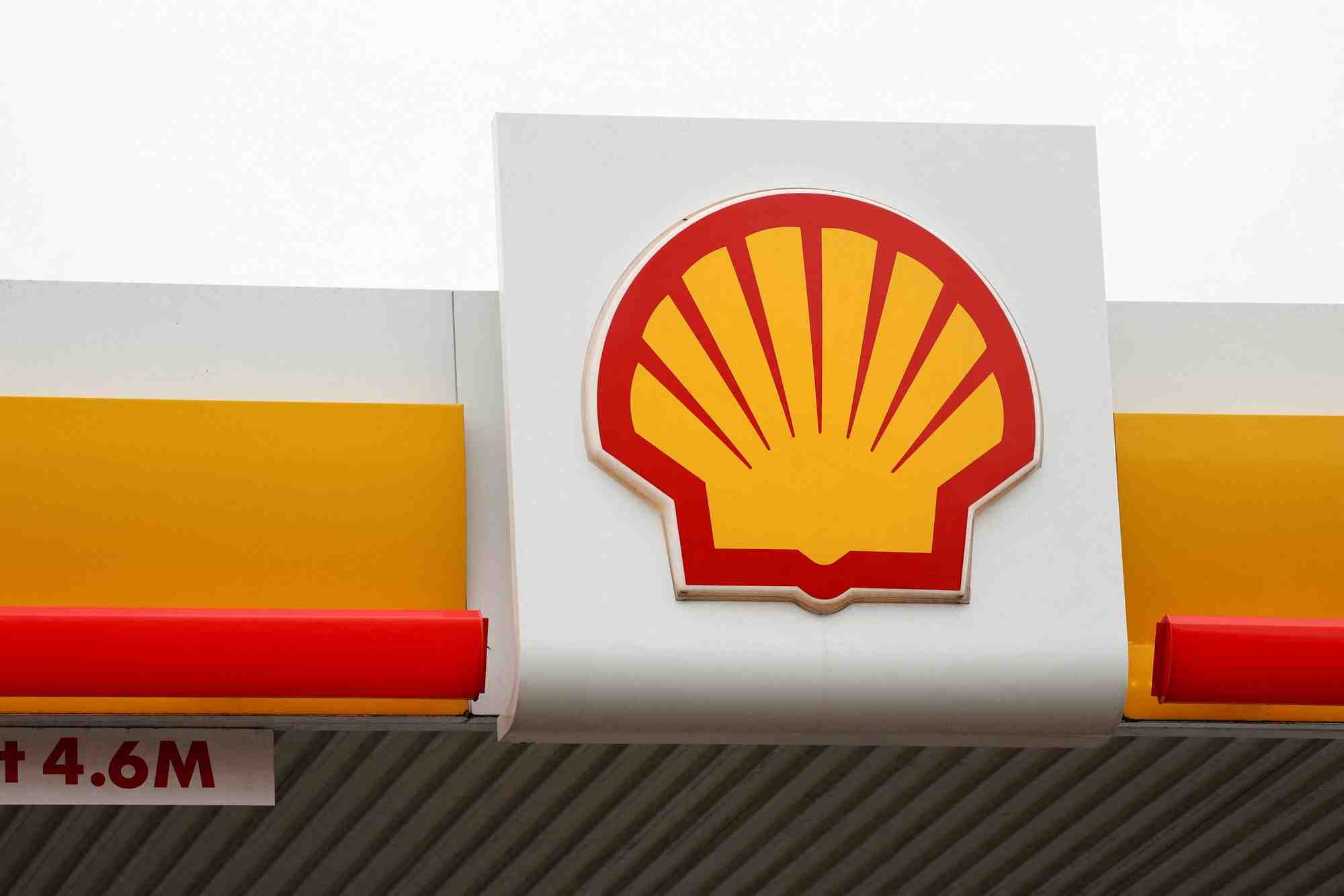 Le logo de shell sur la facade d'une station-essence