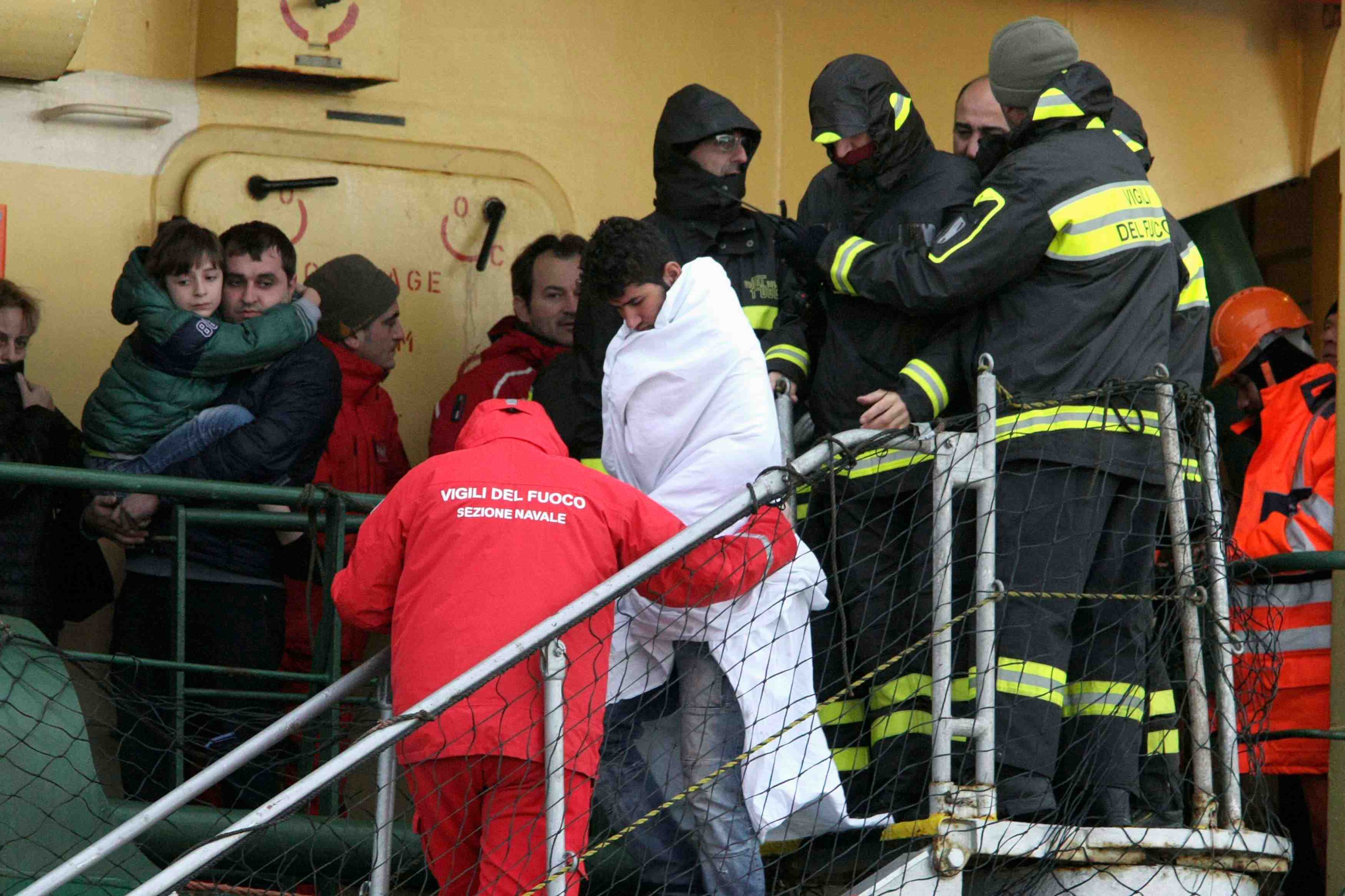 Des passagers du ferry arrivent en italie