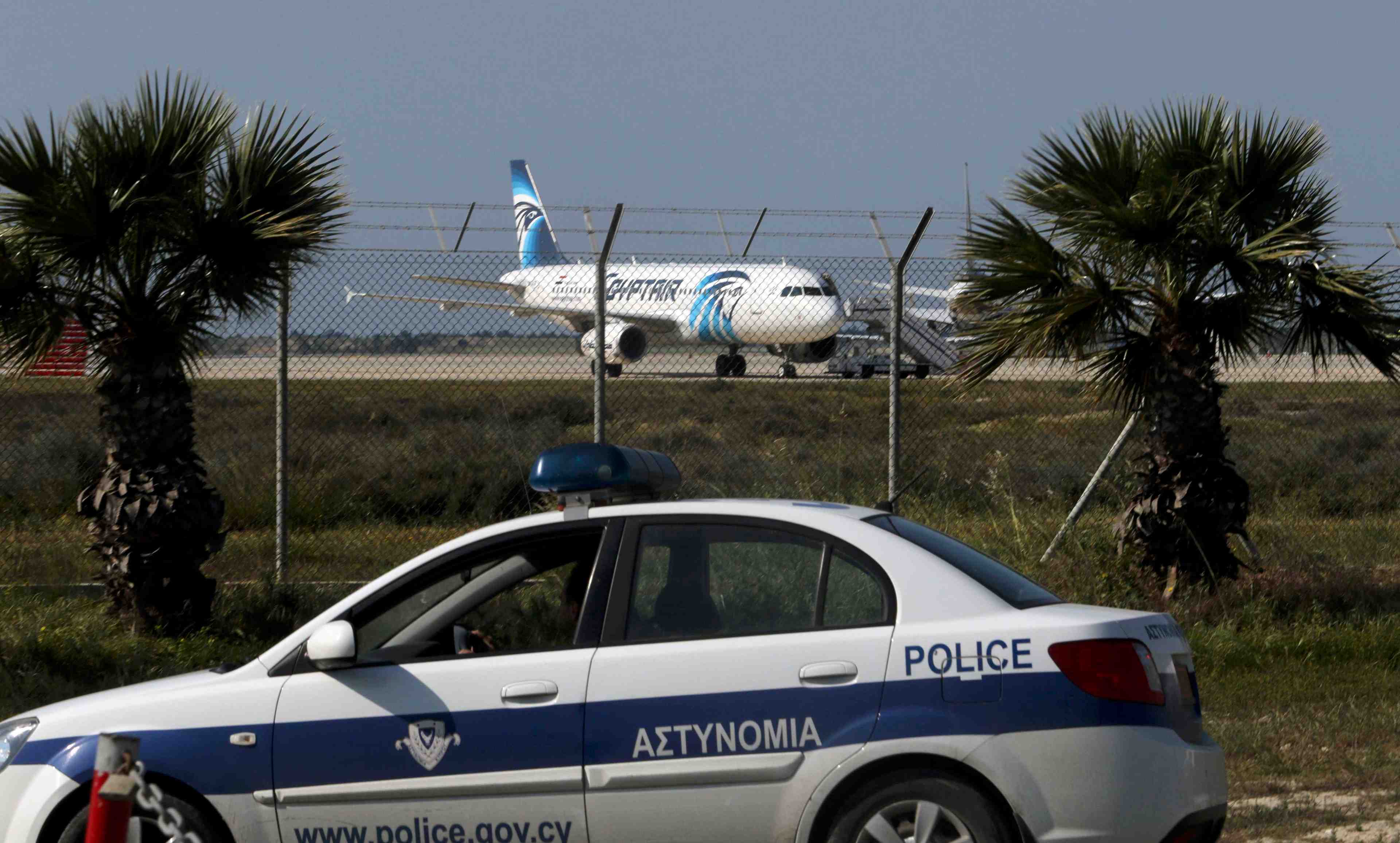 Tous les passagers du vol egyptair liberes sauf quatre etrangers et l'equipage