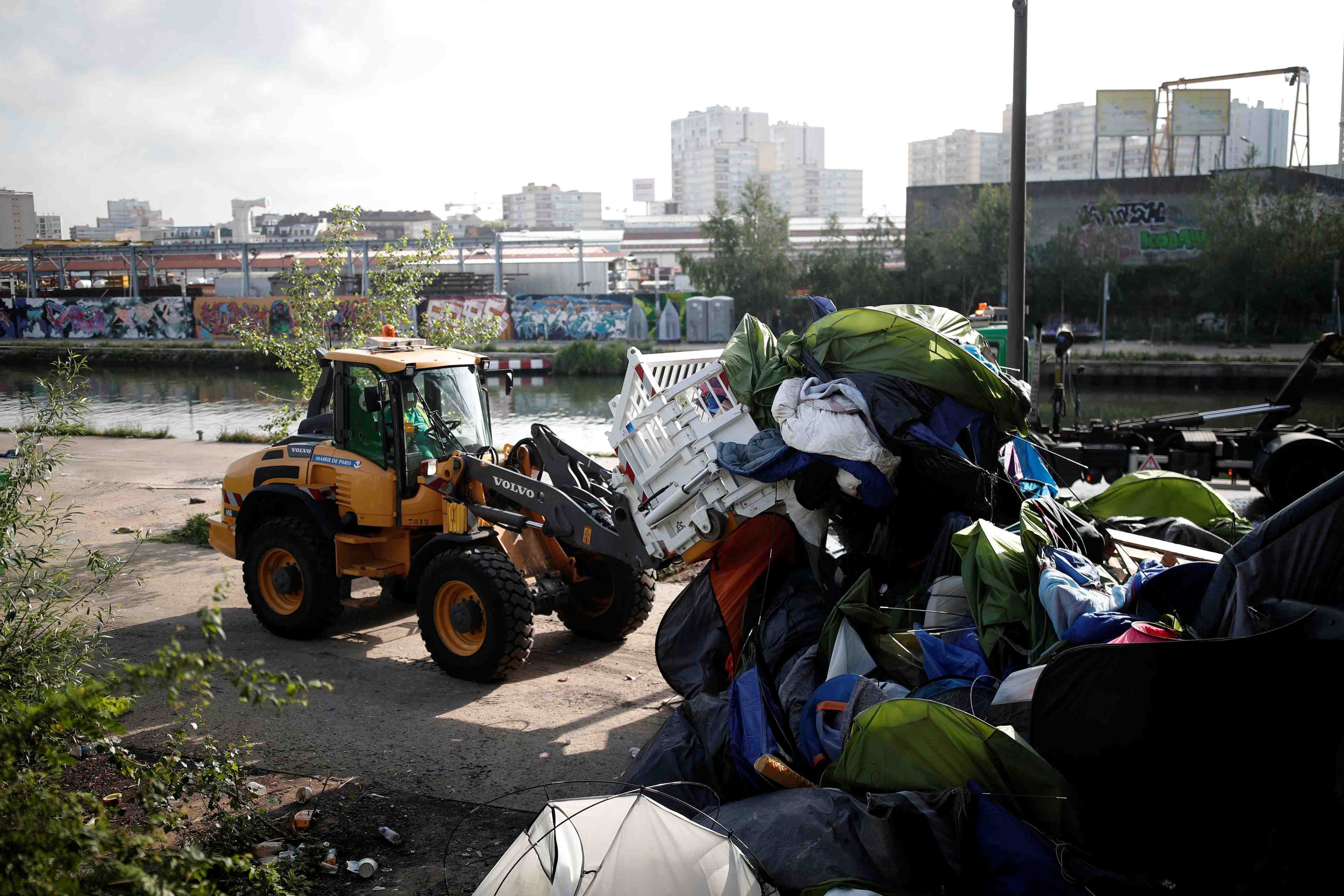 Deux campements de migrants evacues a paris