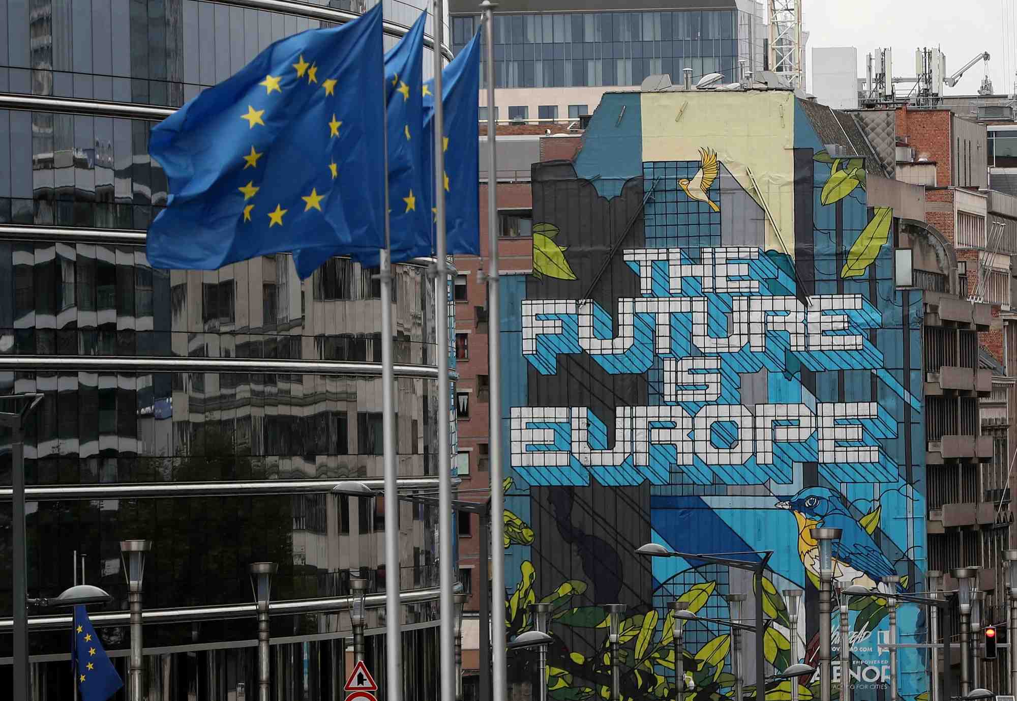 Photo d'archives : des drapeaux de l'union europeenne flottent pres du siege de la commission europeenne a bruxelles
