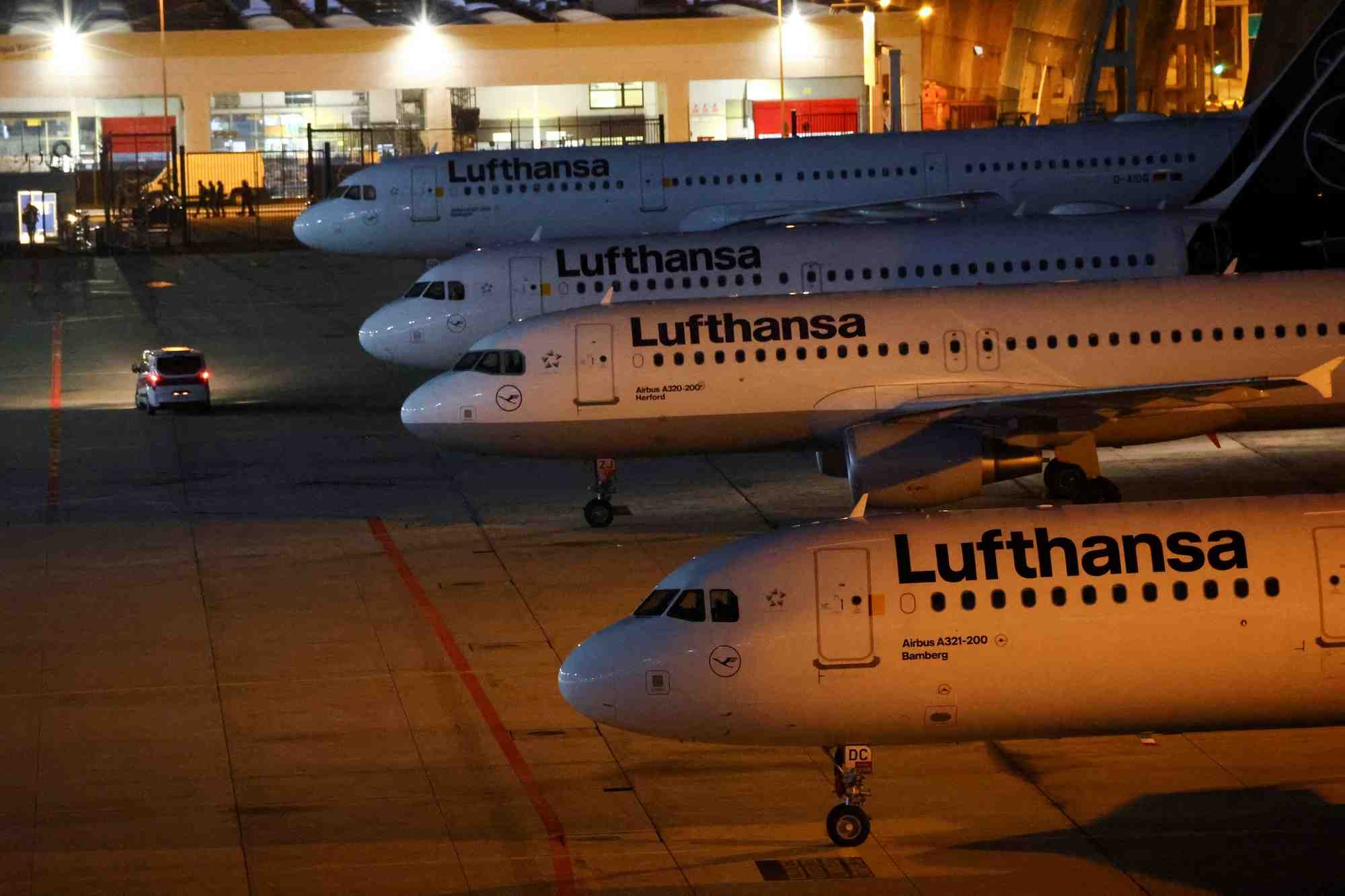 Des avions de lufthansa a l'aeroport de francfort
